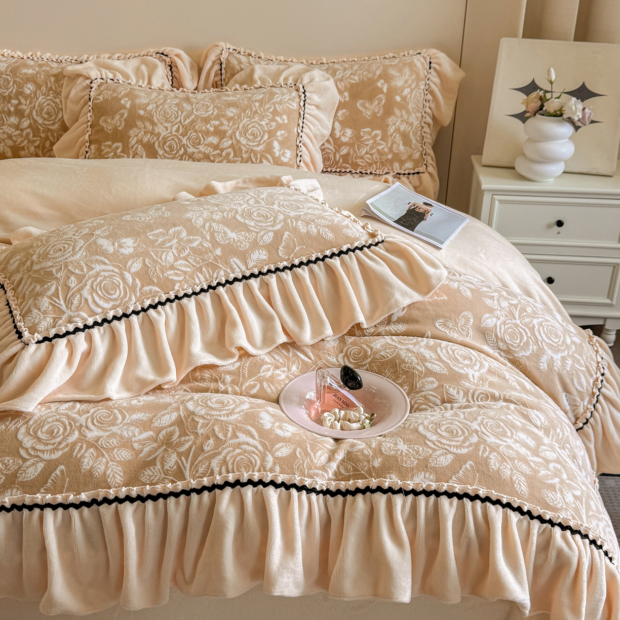 91家纺网 家纺一手货源 找家纺 畅畅家纺 2025新款轻奢高档烂花牛奶绒花边款四件套 蝶恋花-咖