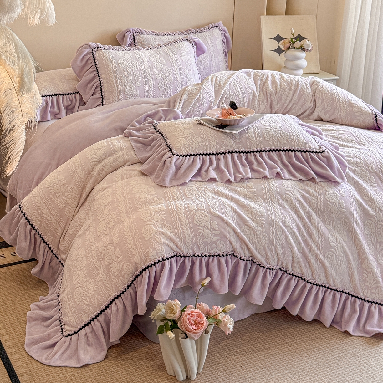 91家纺网 家纺一手货源 找家纺 畅畅家纺 2025新款轻奢高档烂花牛奶绒花边款四件套 臻爱花园-浅紫