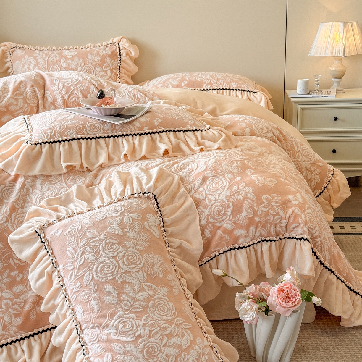 91家纺网 家纺一手货源 找家纺 畅畅家纺 2025新款轻奢高档烂花牛奶绒花边款四件套 蝶恋花 -暖粉