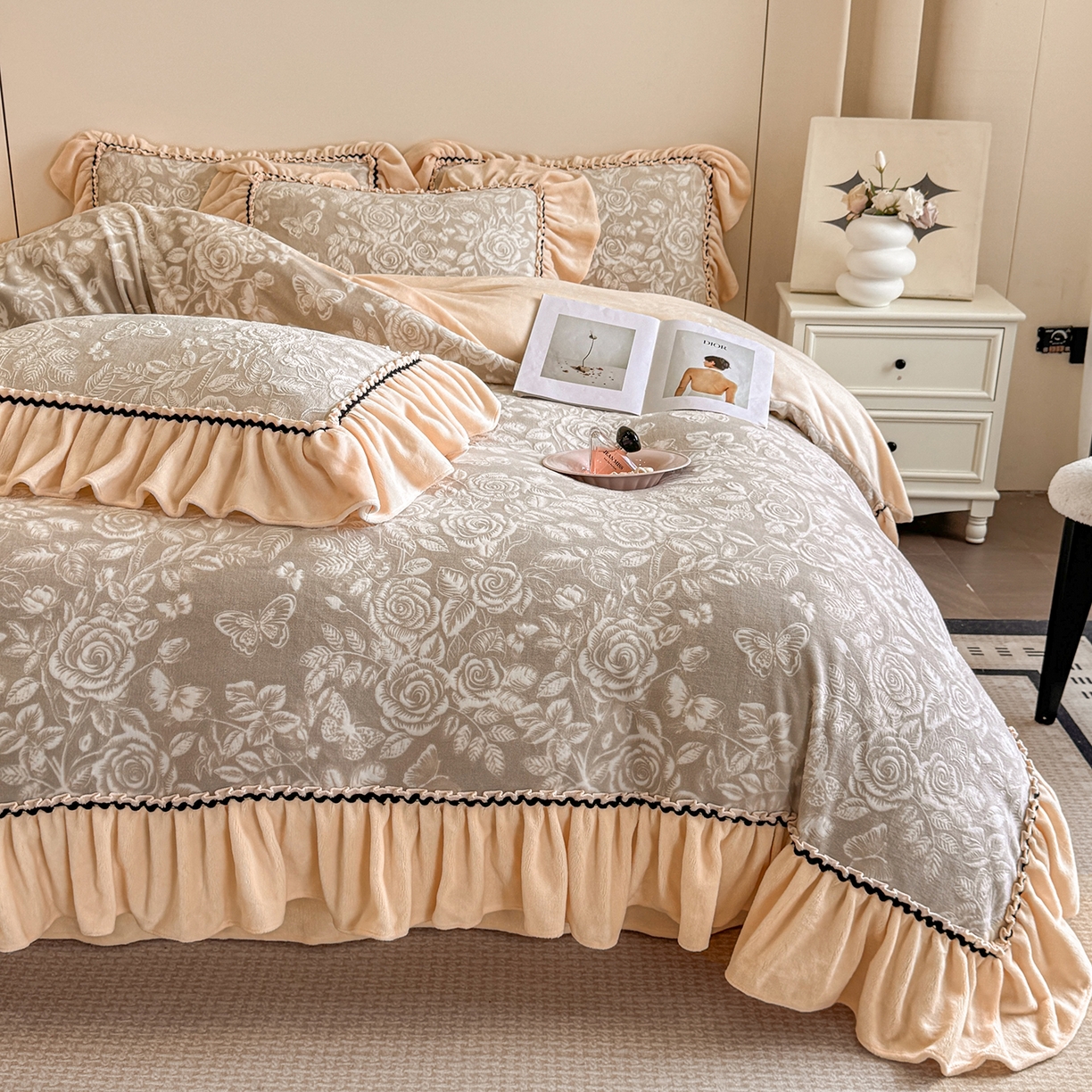 畅畅家纺 2025新款轻奢高档烂花牛奶绒花边款四件套 蝶恋花-羊绒灰