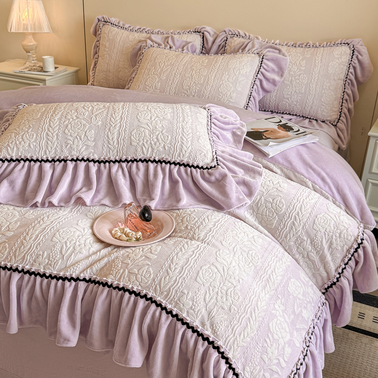 91家纺网 家纺一手货源 找家纺 畅畅家纺 2025新款轻奢高档烂花牛奶绒花边款四件套 臻爱花园-浅紫