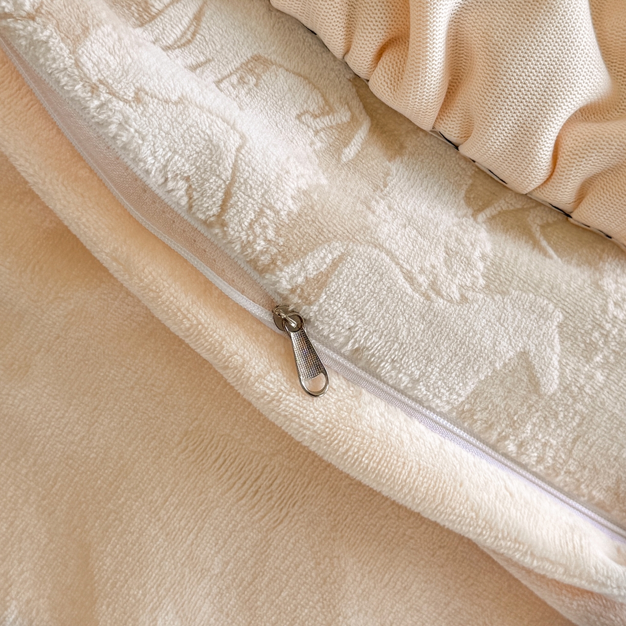 91家纺网 家纺一手货源 找家纺 畅畅家纺 2025新款轻奢高档烂花牛奶绒花边款四件套 马到成功 -浅米咖