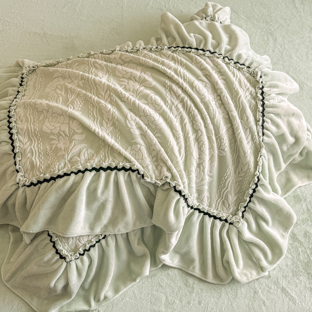 91家纺网 家纺一手货源 找家纺 畅畅家纺 2025新款轻奢高档烂花牛奶绒花边款四件套 臻爱花园-浅绿