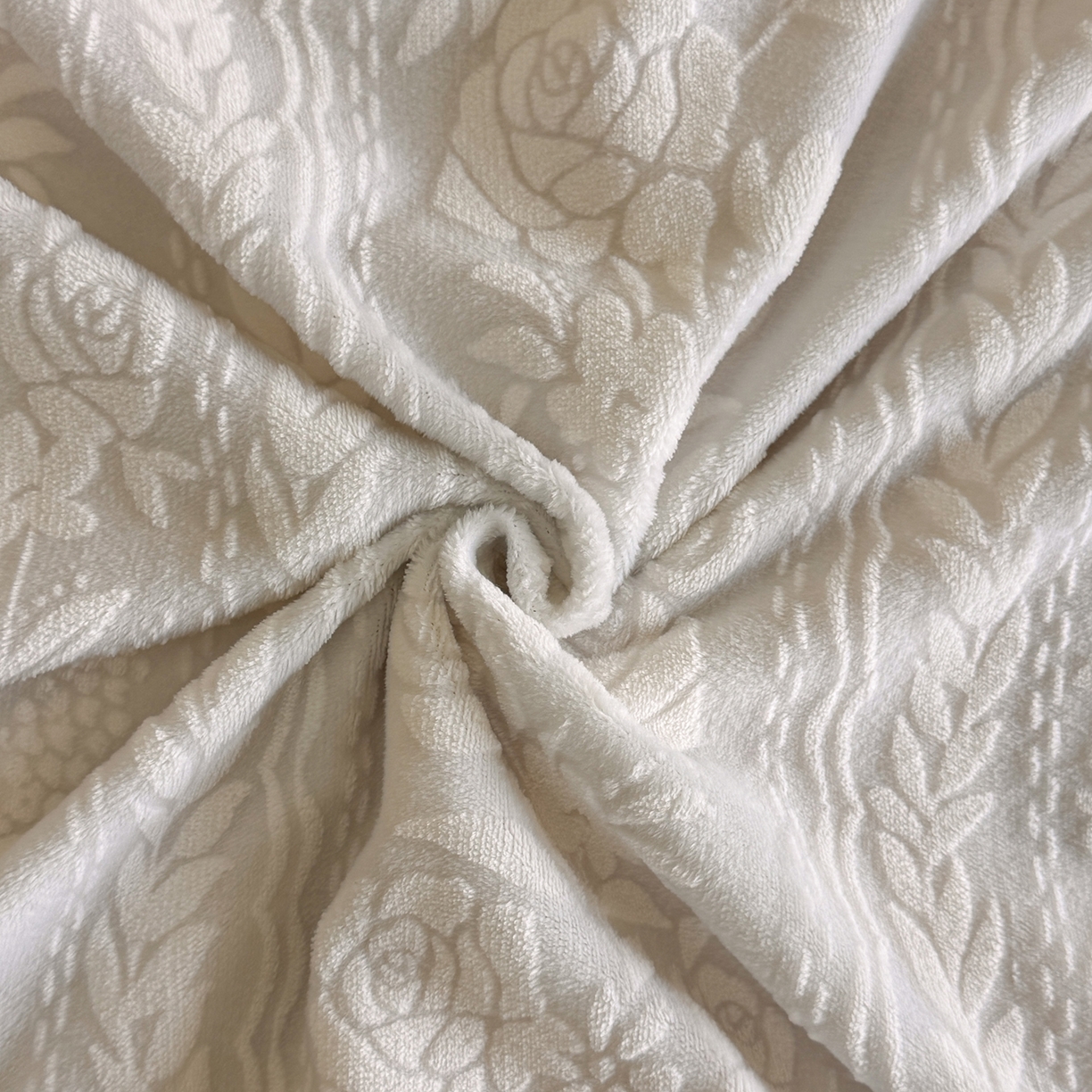 91家纺网 家纺一手货源 找家纺 畅畅家纺 2025新款轻奢高档烂花牛奶绒花边款四件套 臻爱花园 -浅灰