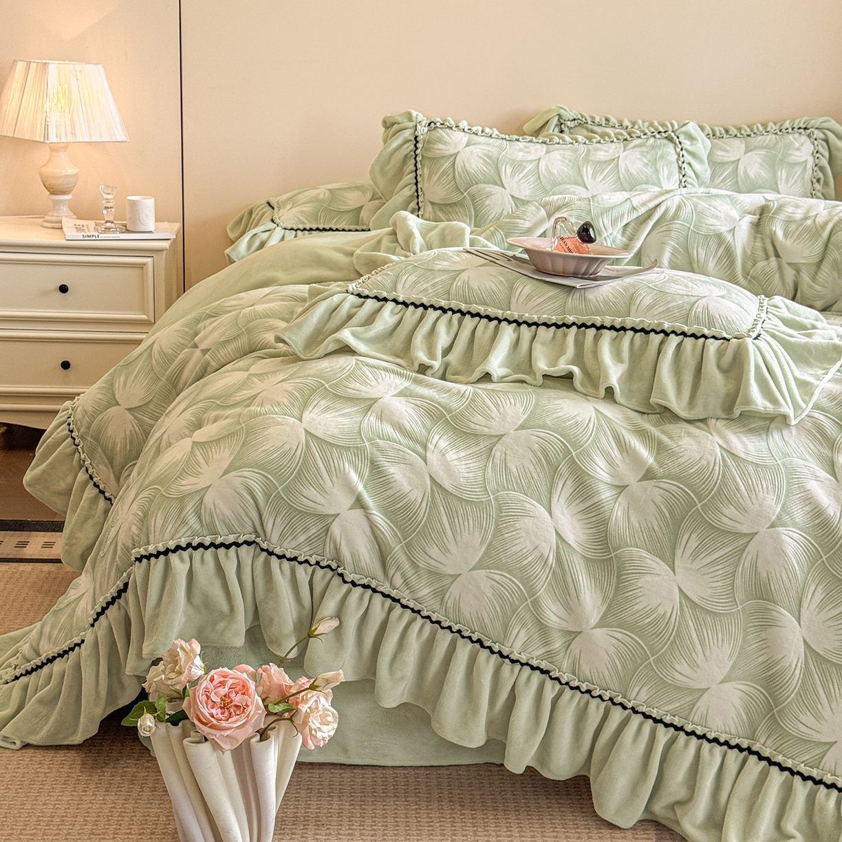 91家纺网 家纺一手货源 找家纺 畅畅家纺 2025新款轻奢高档烂花牛奶绒花边款四件套 叠影-浅绿