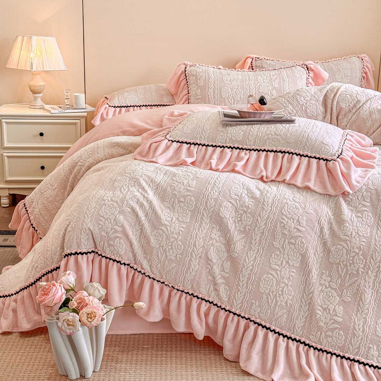 91家纺网 家纺一手货源 找家纺 畅畅家纺 2025新款轻奢高档烂花牛奶绒花边款四件套 臻爱花园 -浅粉