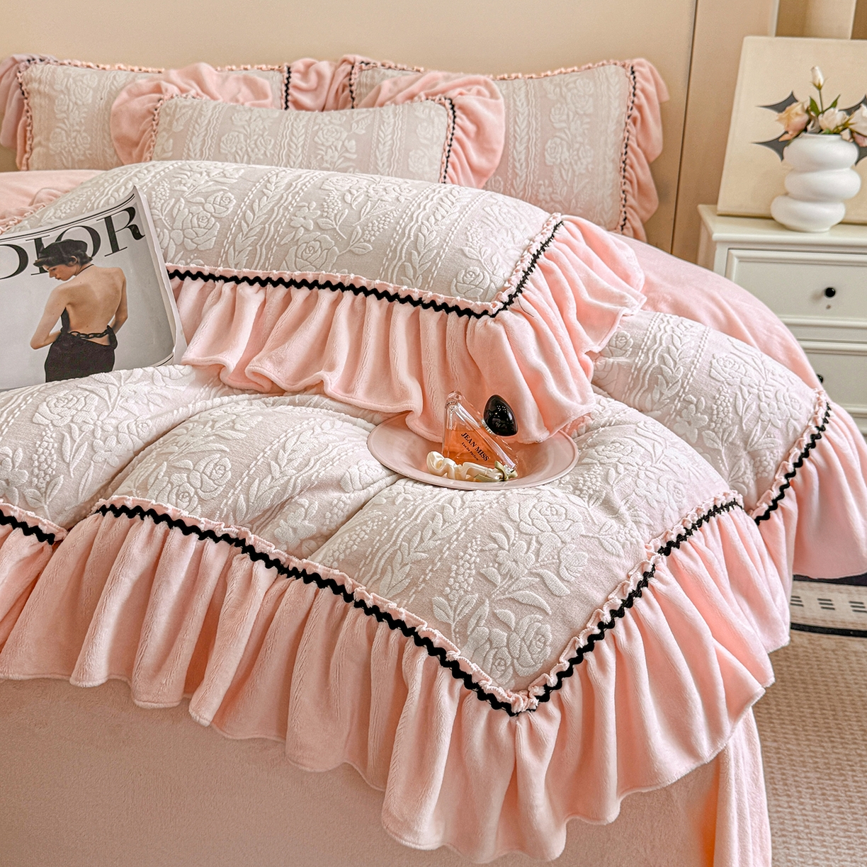 91家纺网 家纺一手货源 找家纺 畅畅家纺 2025新款轻奢高档烂花牛奶绒花边款四件套 臻爱花园 -浅粉