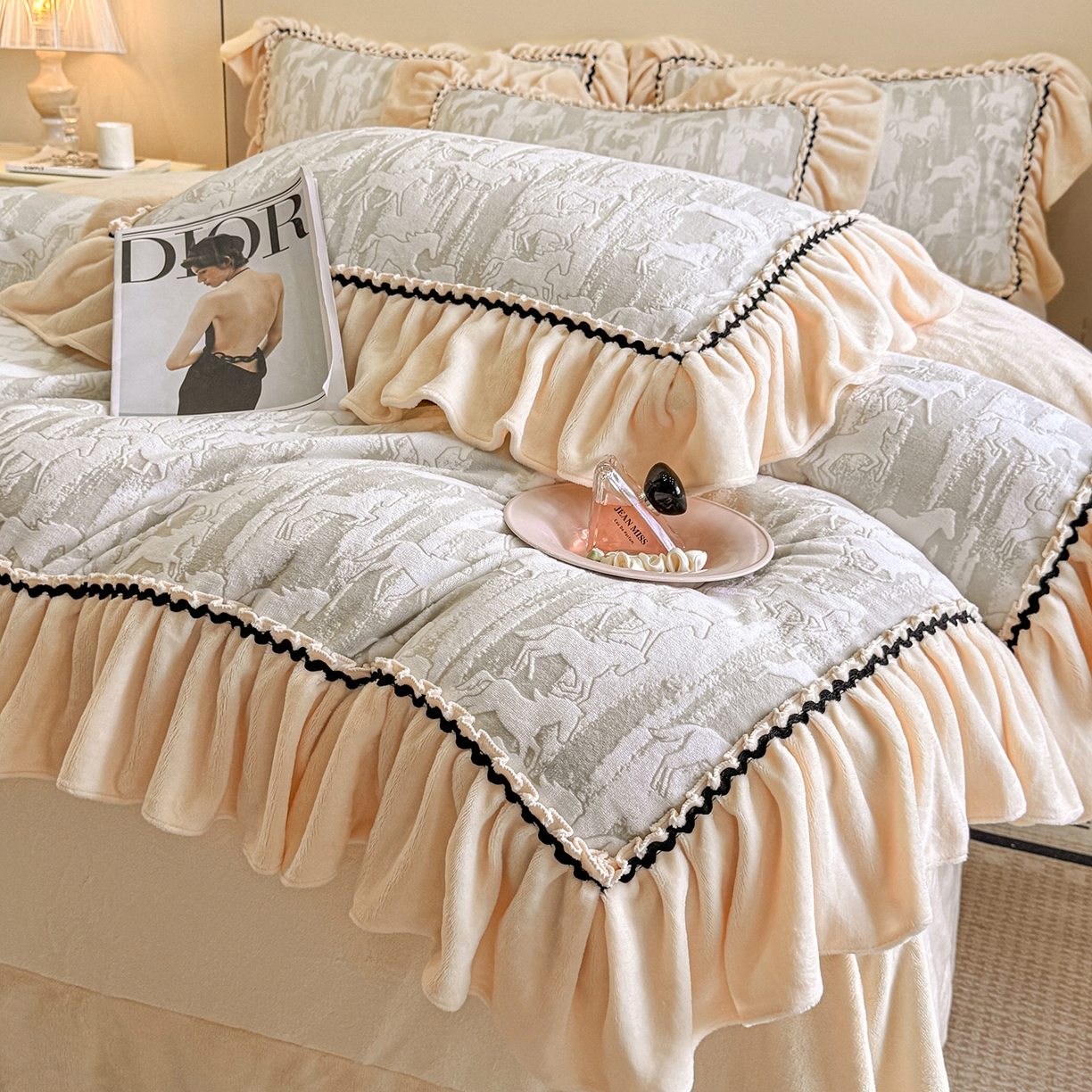 91家纺网 家纺一手货源 找家纺 畅畅家纺 2025新款轻奢高档烂花牛奶绒花边款四件套 马到成功-浅米灰