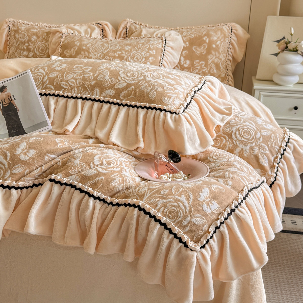 91家纺网 家纺一手货源 找家纺 畅畅家纺 2025新款轻奢高档烂花牛奶绒花边款四件套 蝶恋花-咖