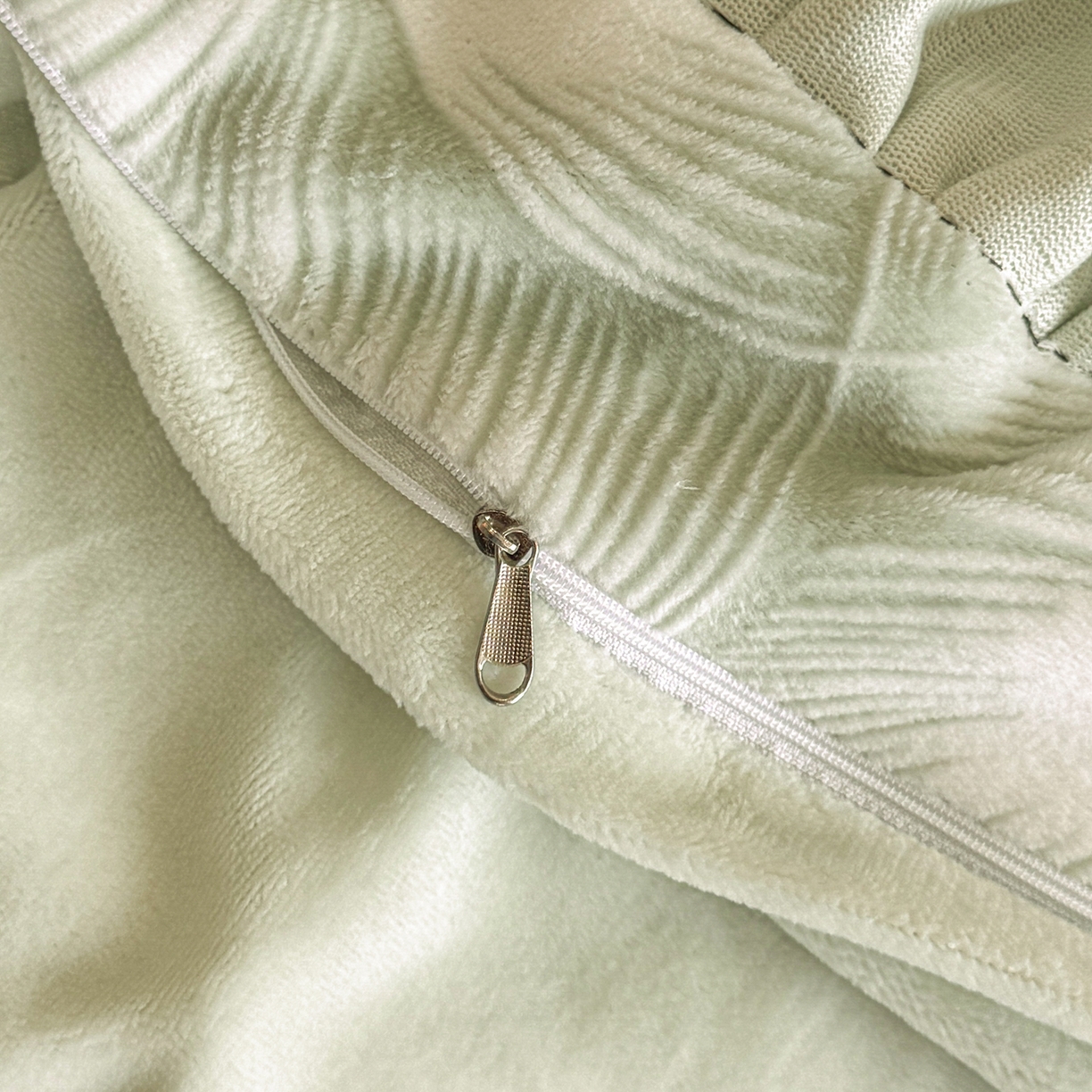 91家纺网 家纺一手货源 找家纺 畅畅家纺 2025新款轻奢高档烂花牛奶绒花边款四件套 叠影-浅绿