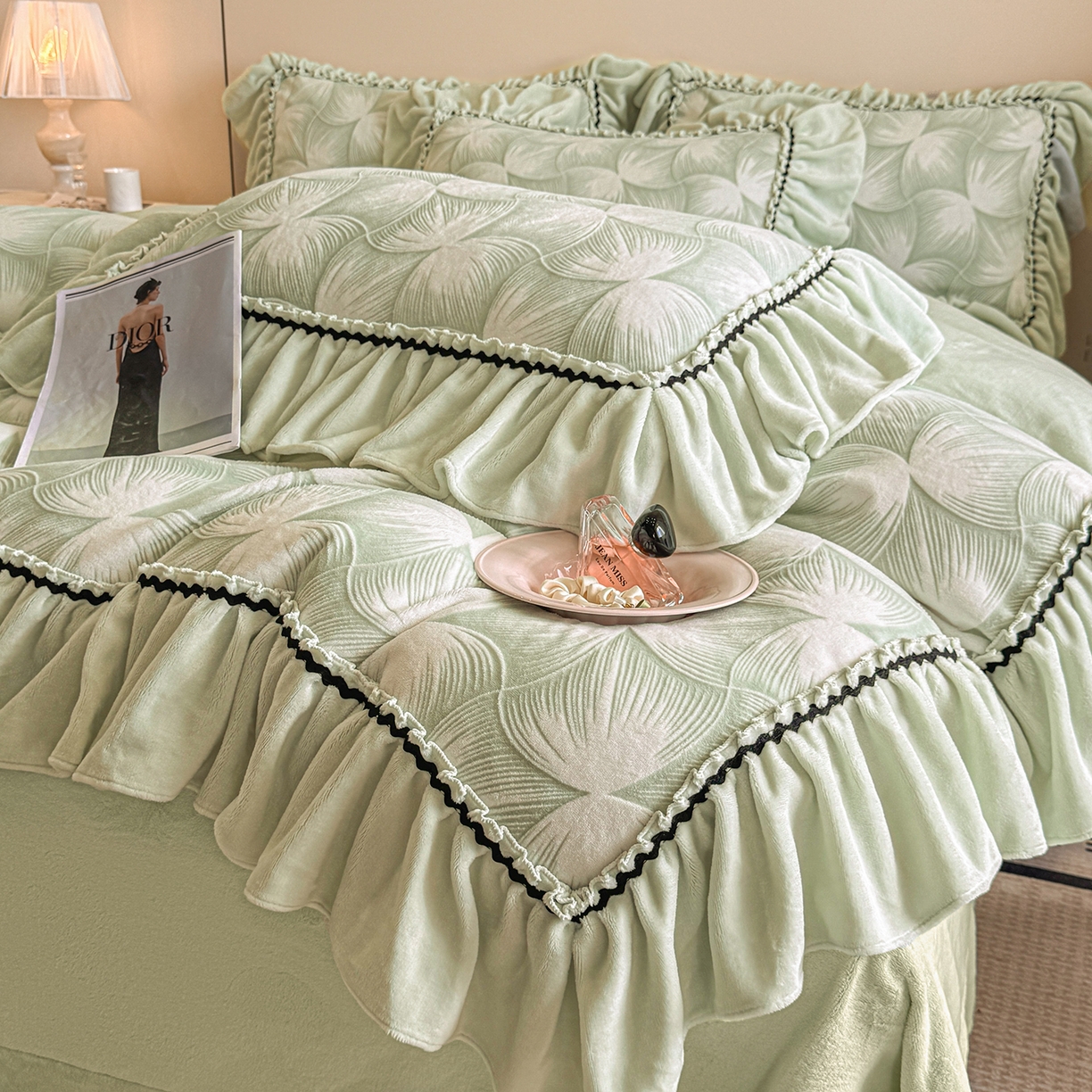 91家纺网 家纺一手货源 找家纺 畅畅家纺 2025新款轻奢高档烂花牛奶绒花边款四件套 叠影-浅绿