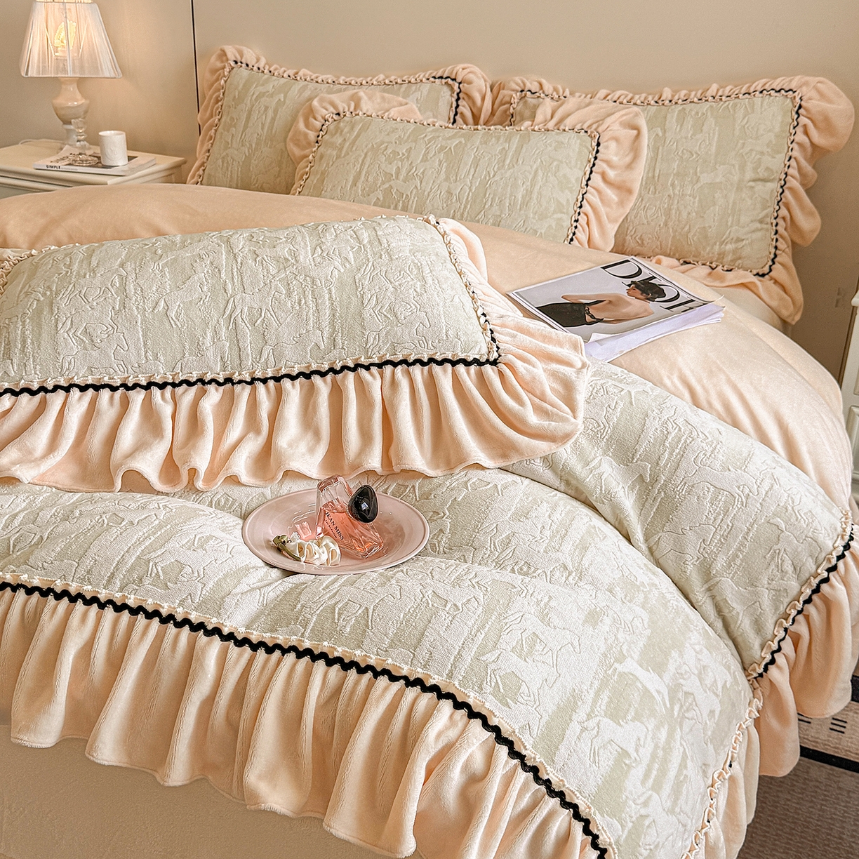 91家纺网 家纺一手货源 找家纺 畅畅家纺 2025新款轻奢高档烂花牛奶绒花边款四件套 马到成功 -浅米绿