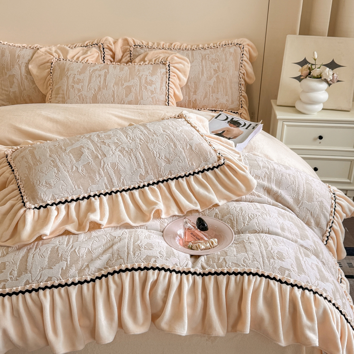 91家纺网 家纺一手货源 找家纺 畅畅家纺 2025新款轻奢高档烂花牛奶绒花边款四件套 马到成功 -浅米咖