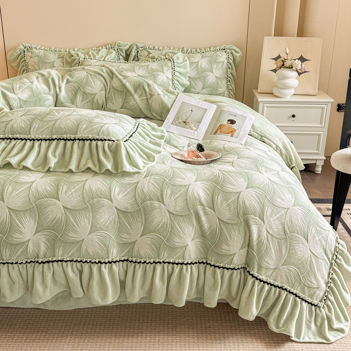 畅畅家纺 2025新款轻奢高档烂花牛奶绒花边款四件套 叠影-浅绿