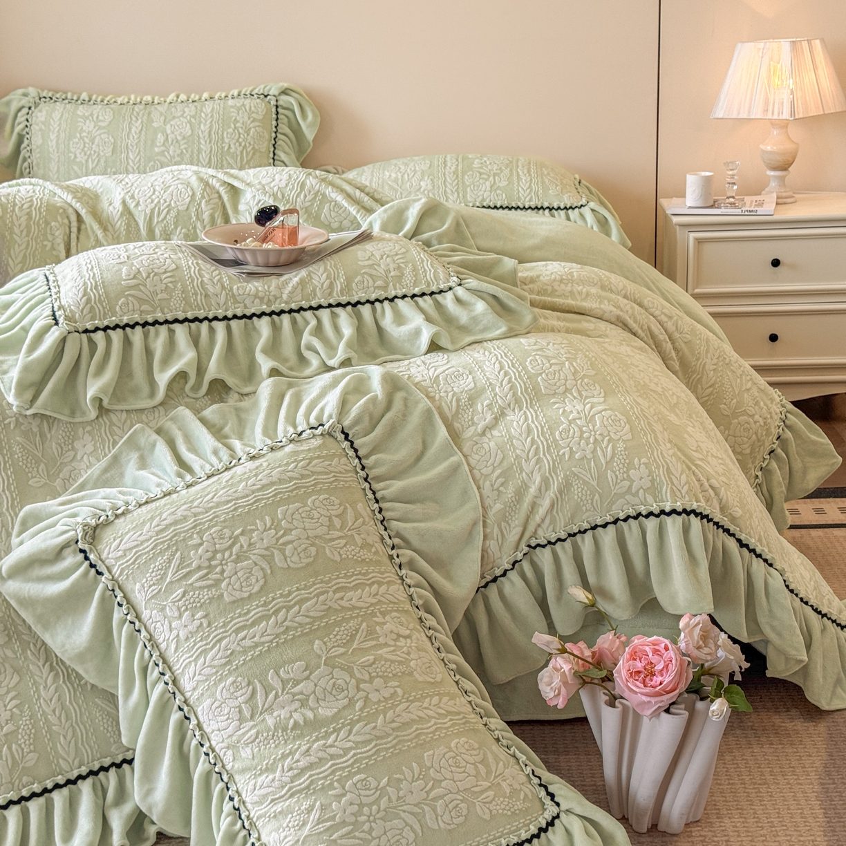 91家纺网 家纺一手货源 找家纺 畅畅家纺 2025新款轻奢高档烂花牛奶绒花边款四件套 臻爱花园-浅绿