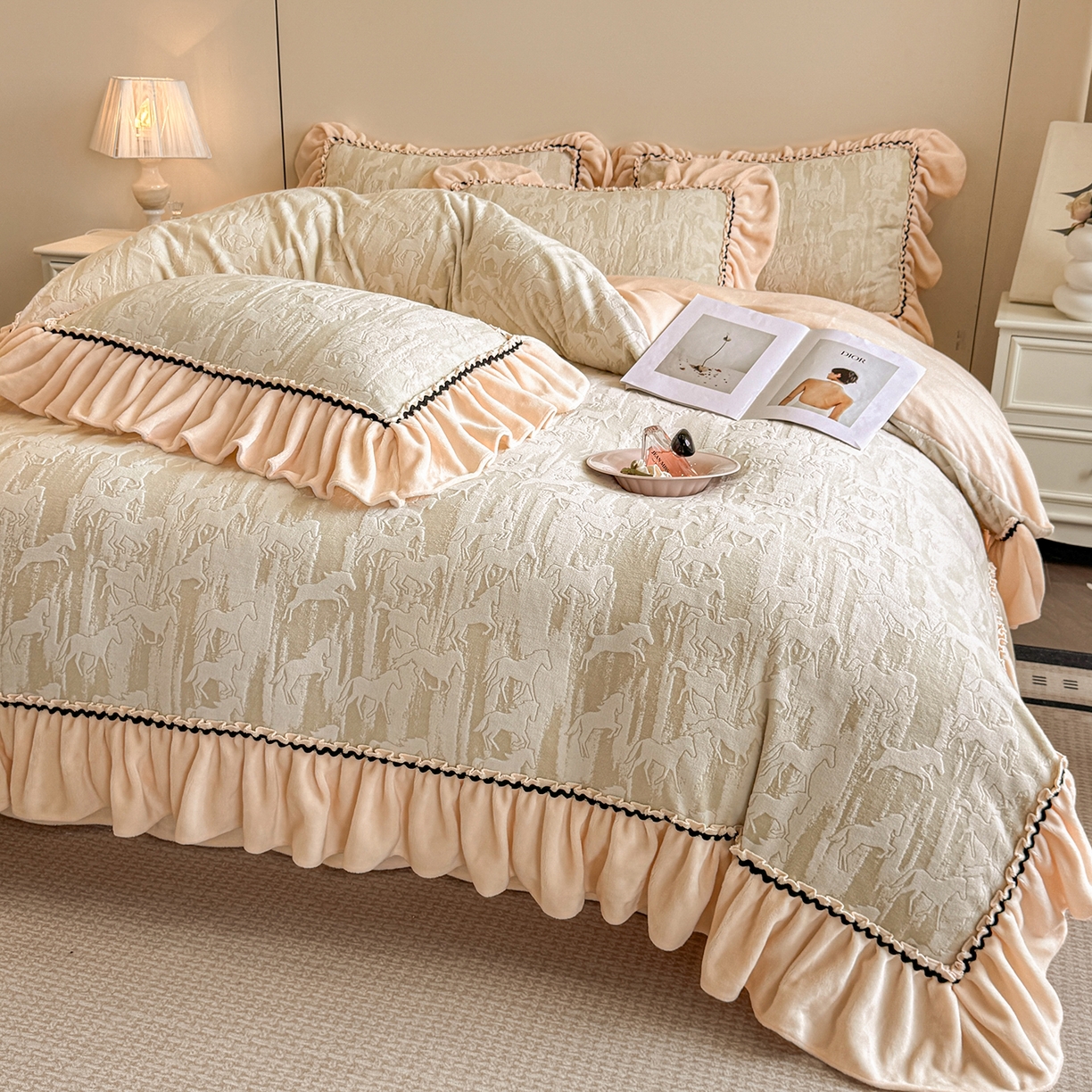 91家纺网 家纺一手货源 找家纺 畅畅家纺 2025新款轻奢高档烂花牛奶绒花边款四件套 马到成功 -浅米绿