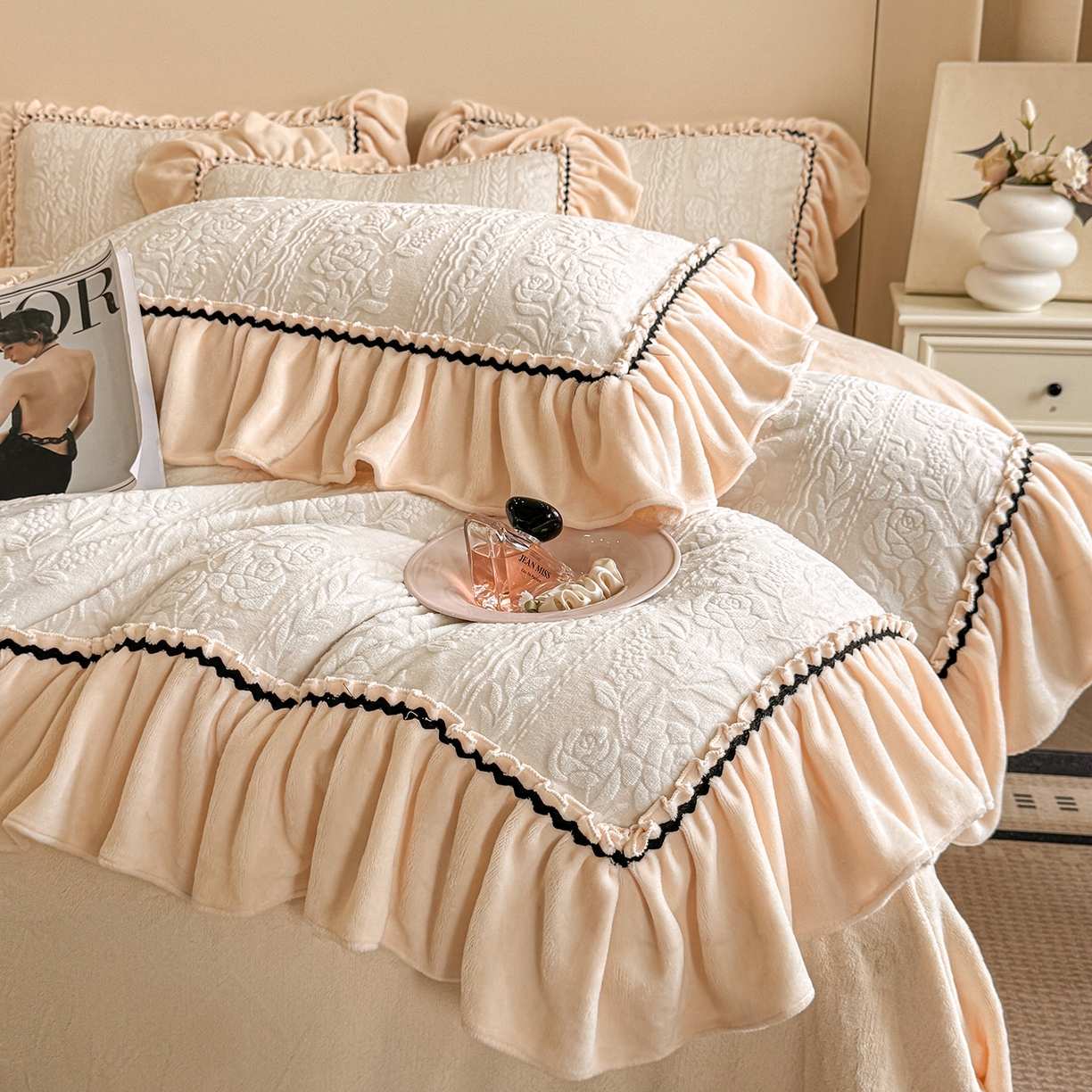 91家纺网 家纺一手货源 找家纺 畅畅家纺 2025新款轻奢高档烂花牛奶绒花边款四件套 臻爱花园 -米黄