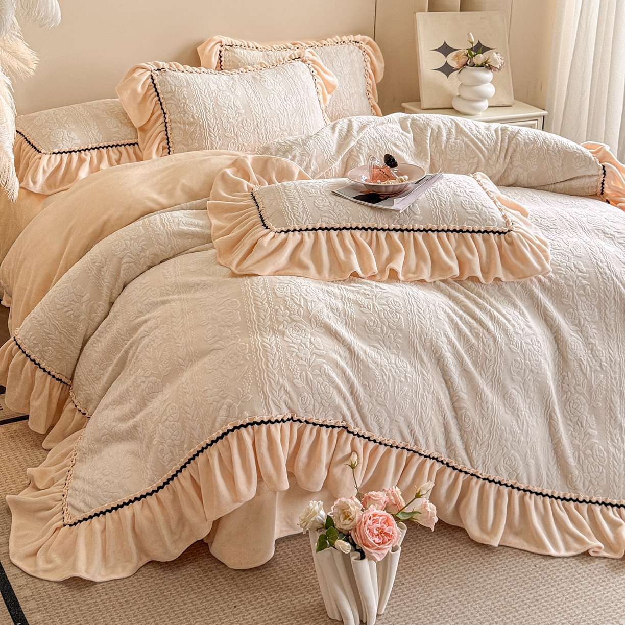 91家纺网 家纺一手货源 找家纺 畅畅家纺 2025新款轻奢高档烂花牛奶绒花边款四件套 臻爱花园 -米黄