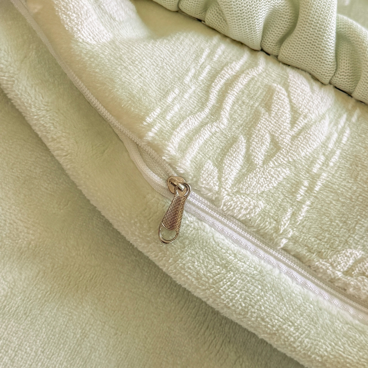 91家纺网 家纺一手货源 找家纺 畅畅家纺 2025新款轻奢高档烂花牛奶绒花边款四件套 臻爱花园-浅绿