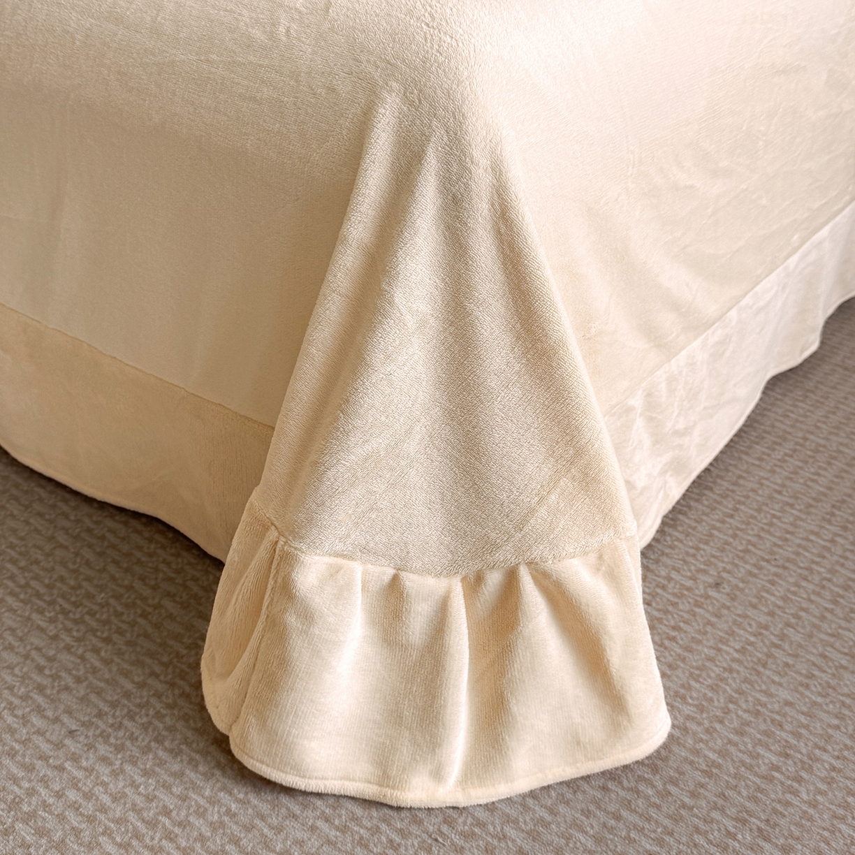 91家纺网 家纺一手货源 找家纺 畅畅家纺 2025新款轻奢高档烂花牛奶绒花边款四件套 蝶恋花 -暖粉