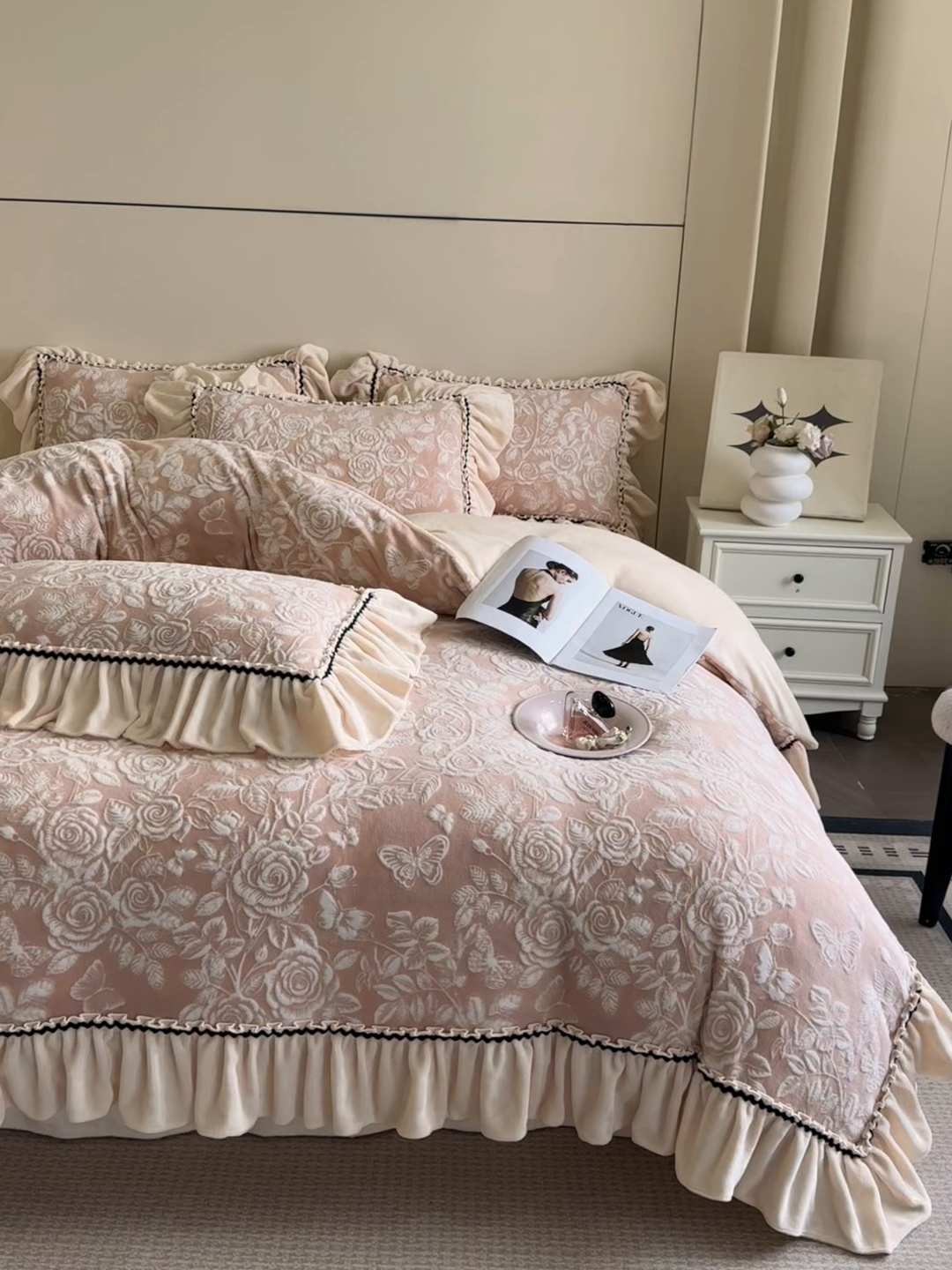 91家纺网 家纺一手货源 找家纺 畅畅家纺 2025新款轻奢高档烂花牛奶绒花边款四件套 蝶恋花 -暖粉