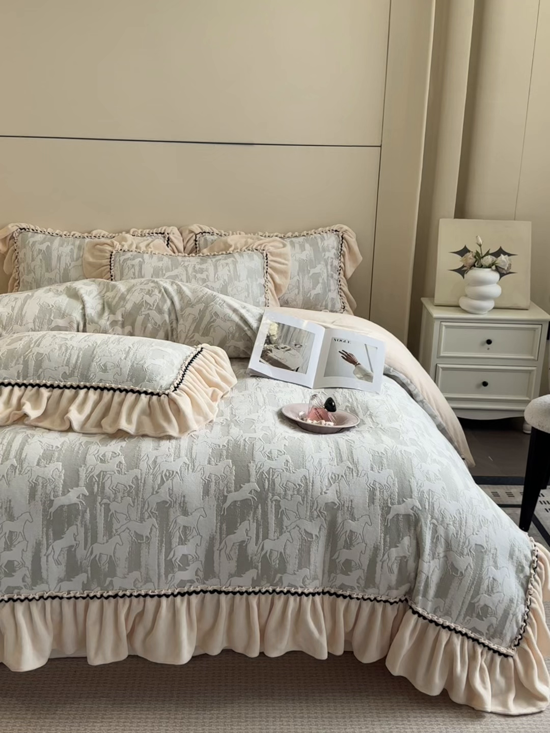 91家纺网 家纺一手货源 找家纺 畅畅家纺 2025新款轻奢高档烂花牛奶绒花边款四件套 马到成功-浅米灰