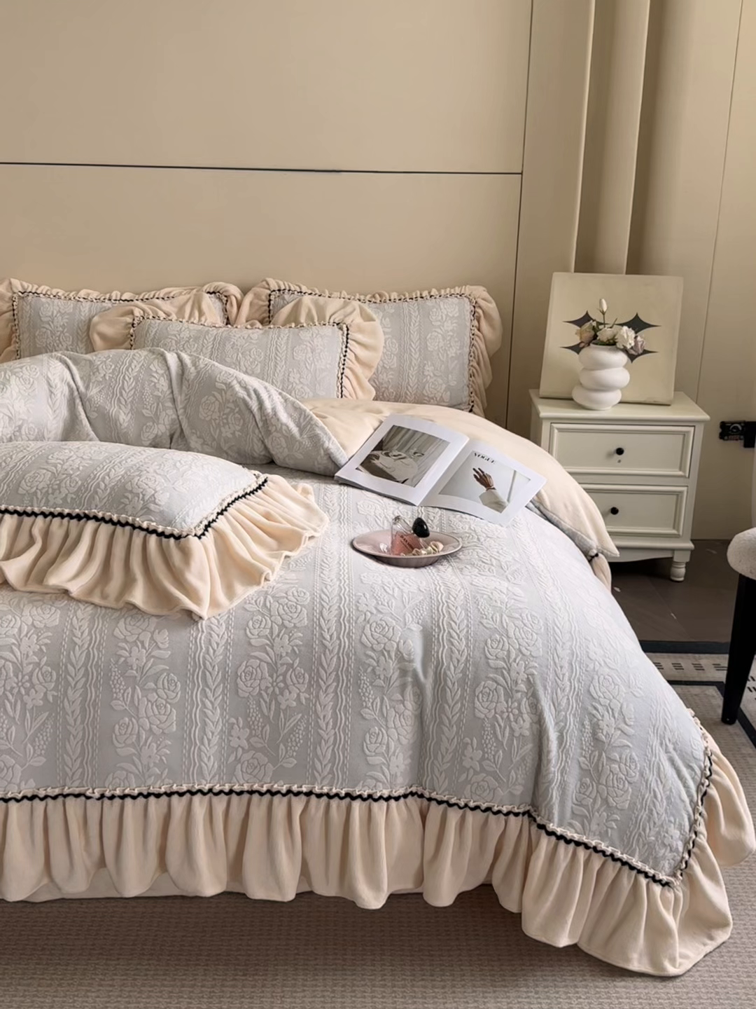 91家纺网 家纺一手货源 找家纺 畅畅家纺 2025新款轻奢高档烂花牛奶绒花边款四件套 臻爱花园 -浅灰
