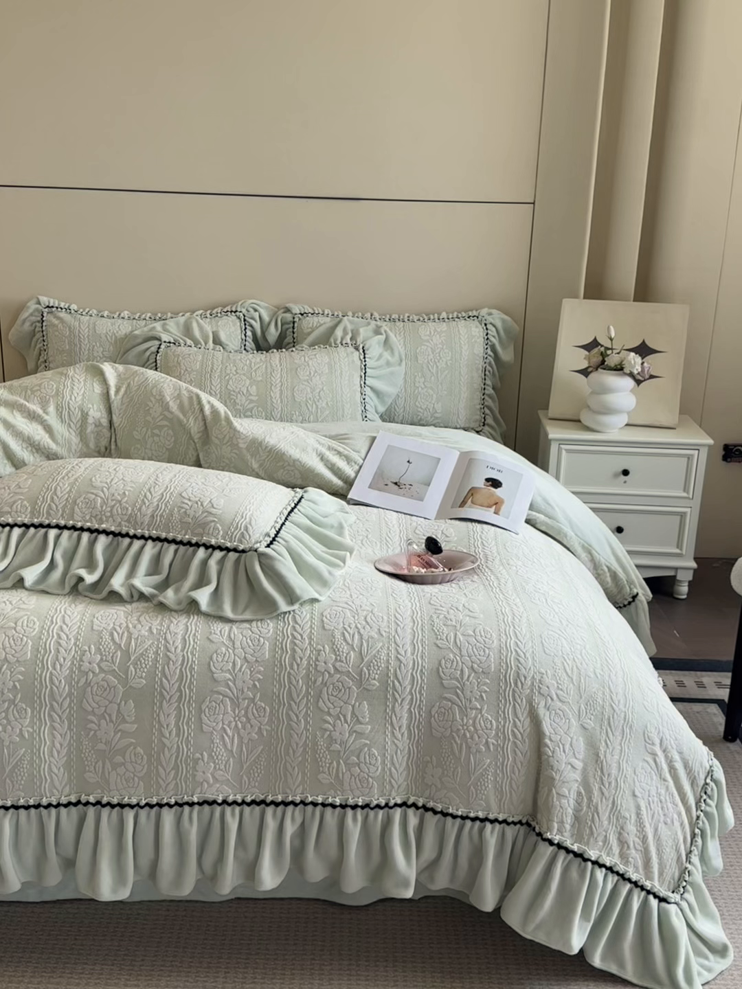 91家纺网 家纺一手货源 找家纺 畅畅家纺 2025新款轻奢高档烂花牛奶绒花边款四件套 臻爱花园-浅绿