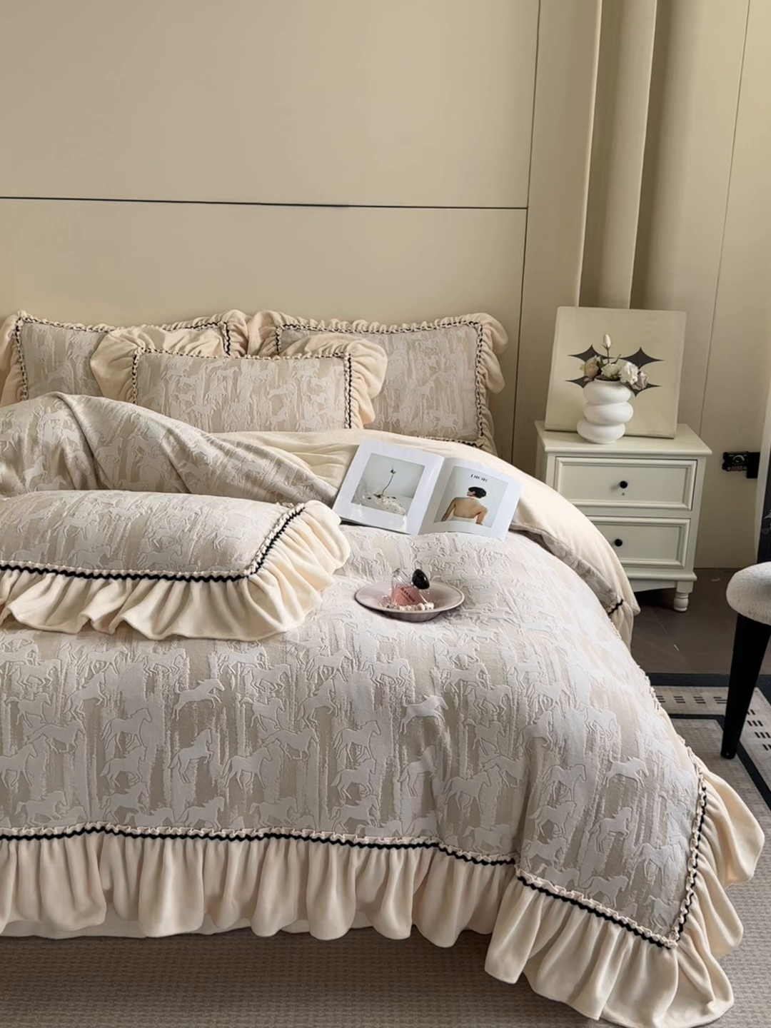 91家纺网 家纺一手货源 找家纺 畅畅家纺 2025新款轻奢高档烂花牛奶绒花边款四件套 马到成功 -浅米咖