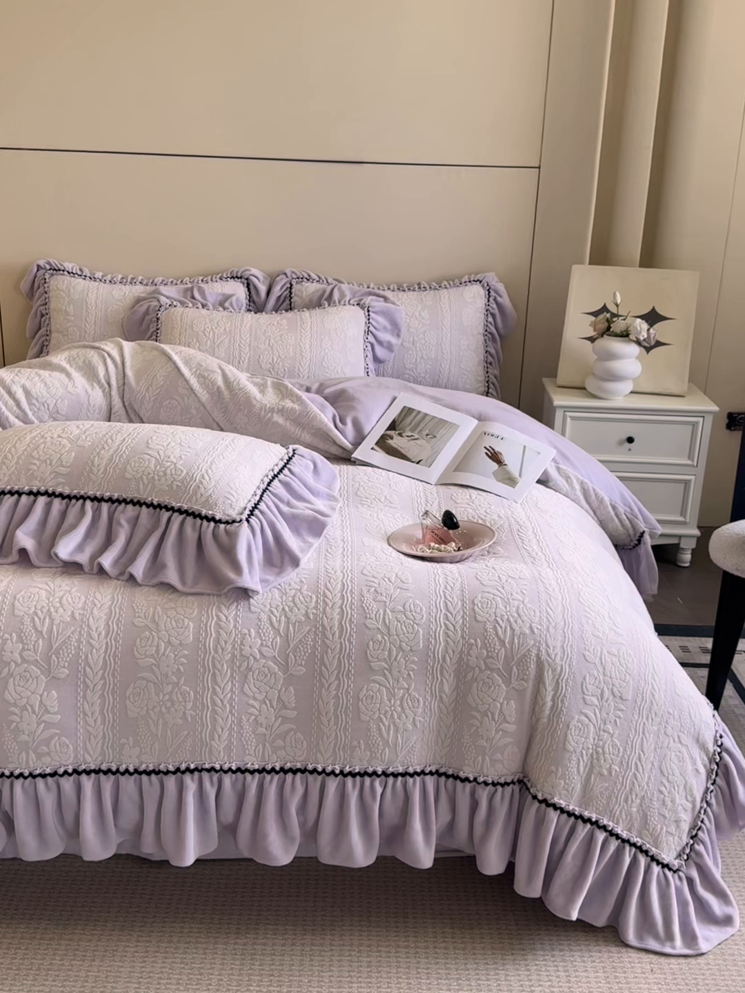 91家纺网 家纺一手货源 找家纺 畅畅家纺 2025新款轻奢高档烂花牛奶绒花边款四件套 臻爱花园-浅紫