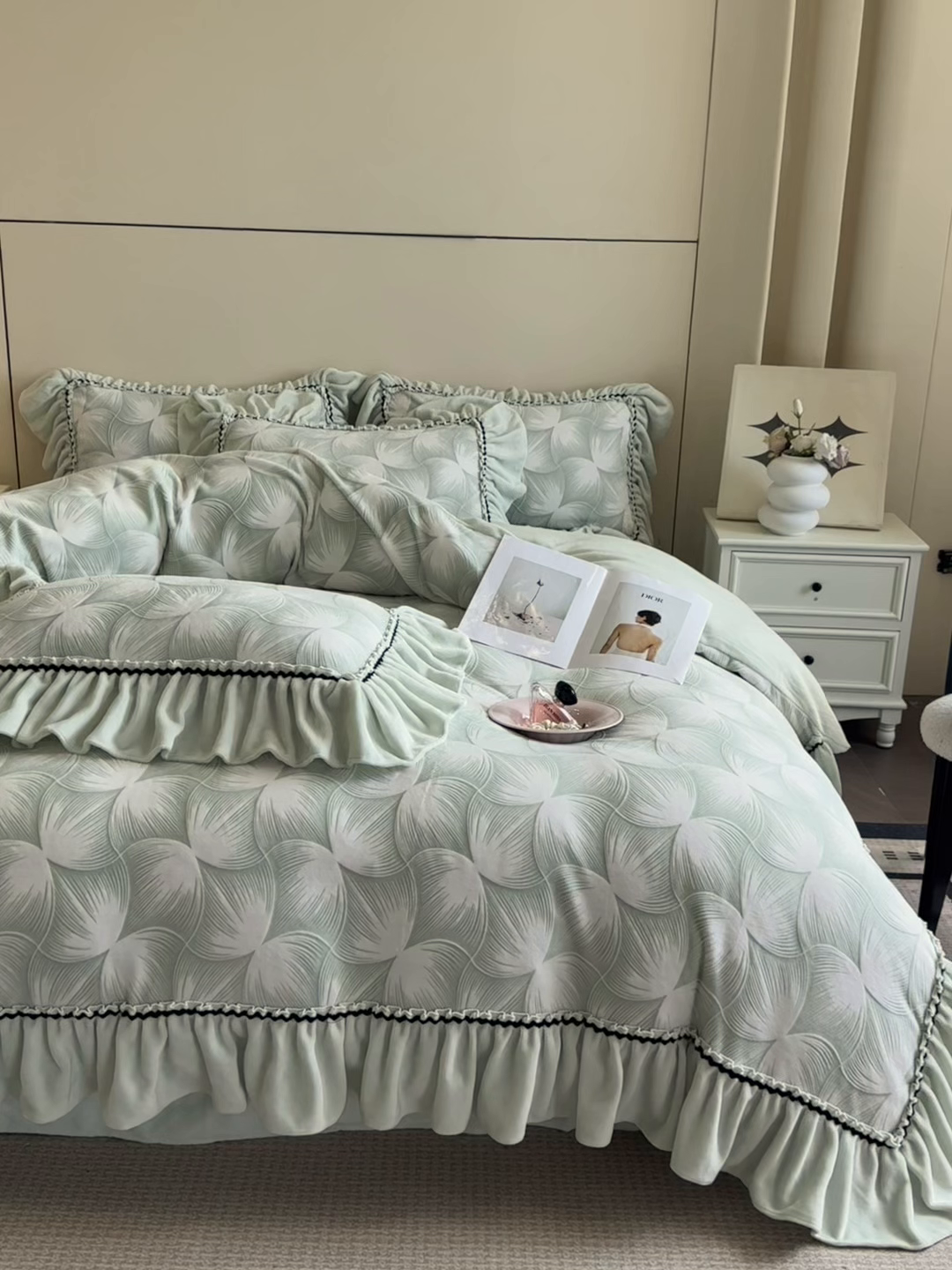 91家纺网 家纺一手货源 找家纺 畅畅家纺 2025新款轻奢高档烂花牛奶绒花边款四件套 叠影-浅绿