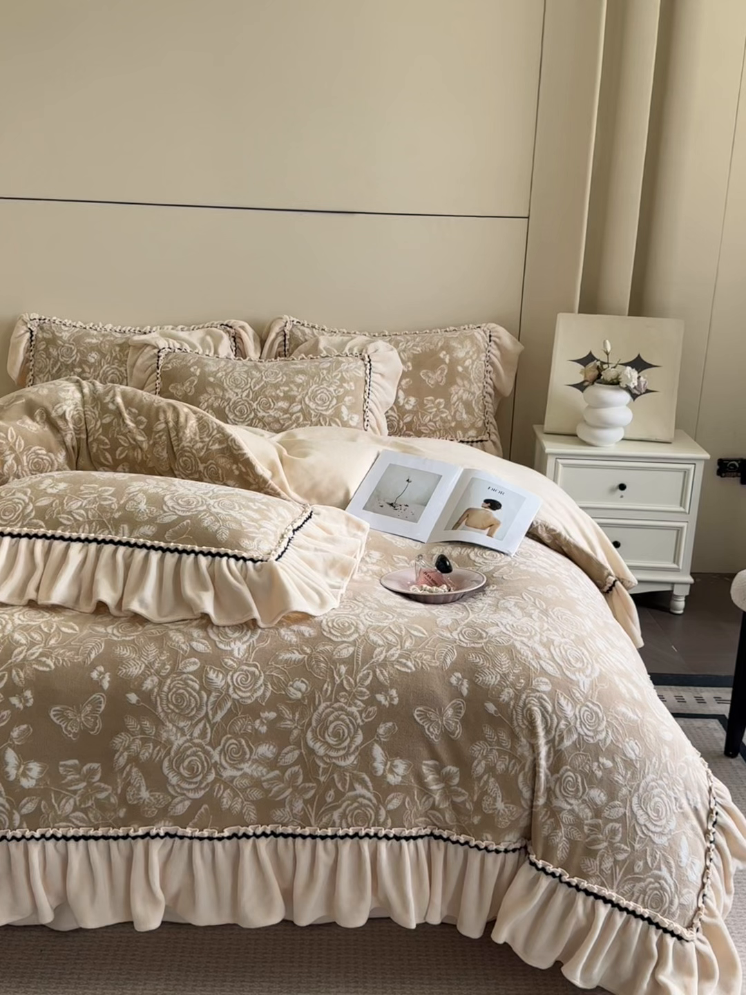 91家纺网 家纺一手货源 找家纺 畅畅家纺 2025新款轻奢高档烂花牛奶绒花边款四件套 蝶恋花-咖