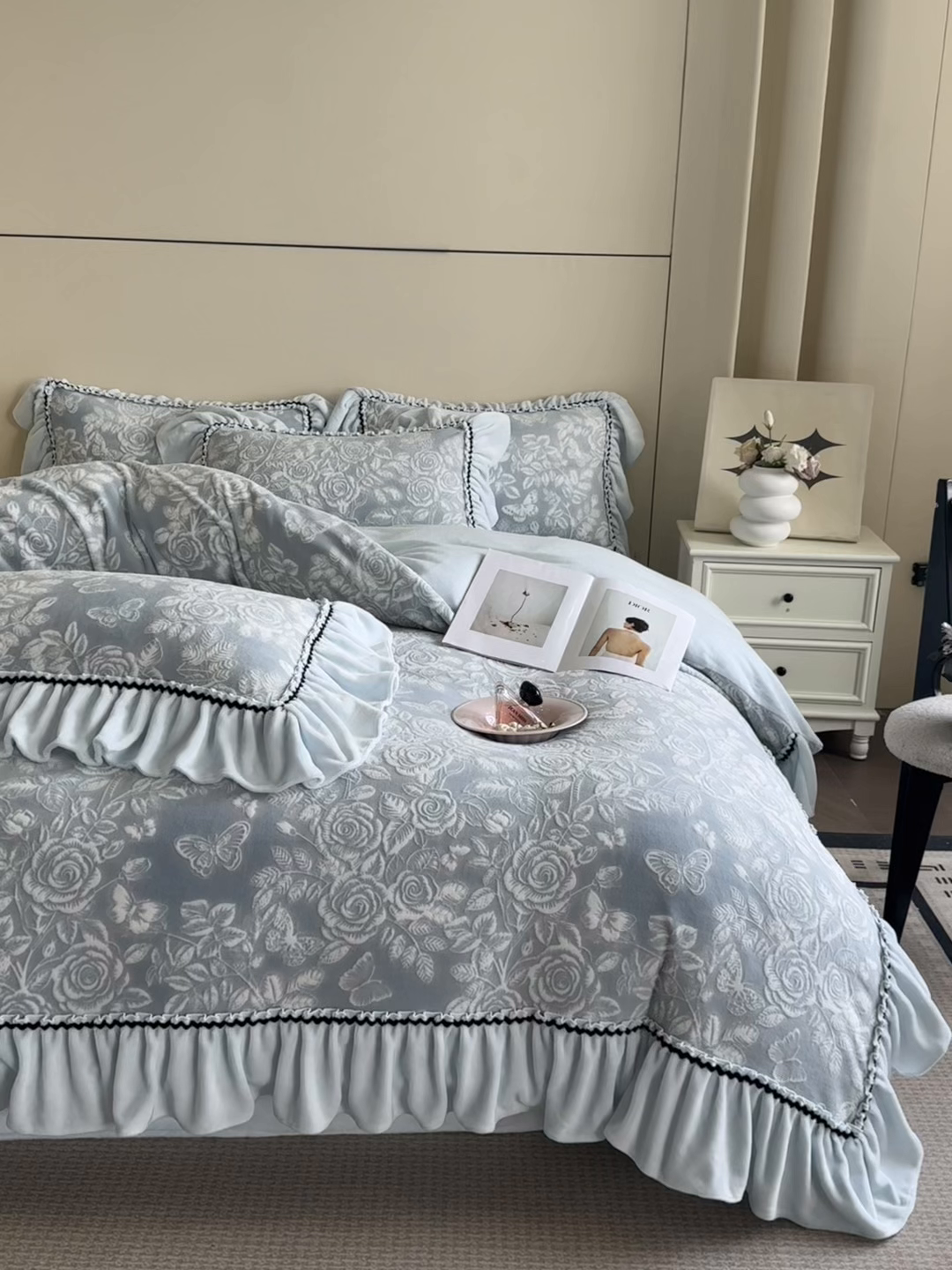 91家纺网 家纺一手货源 找家纺 畅畅家纺 2025新款轻奢高档烂花牛奶绒花边款四件套 蝶恋花-蓝