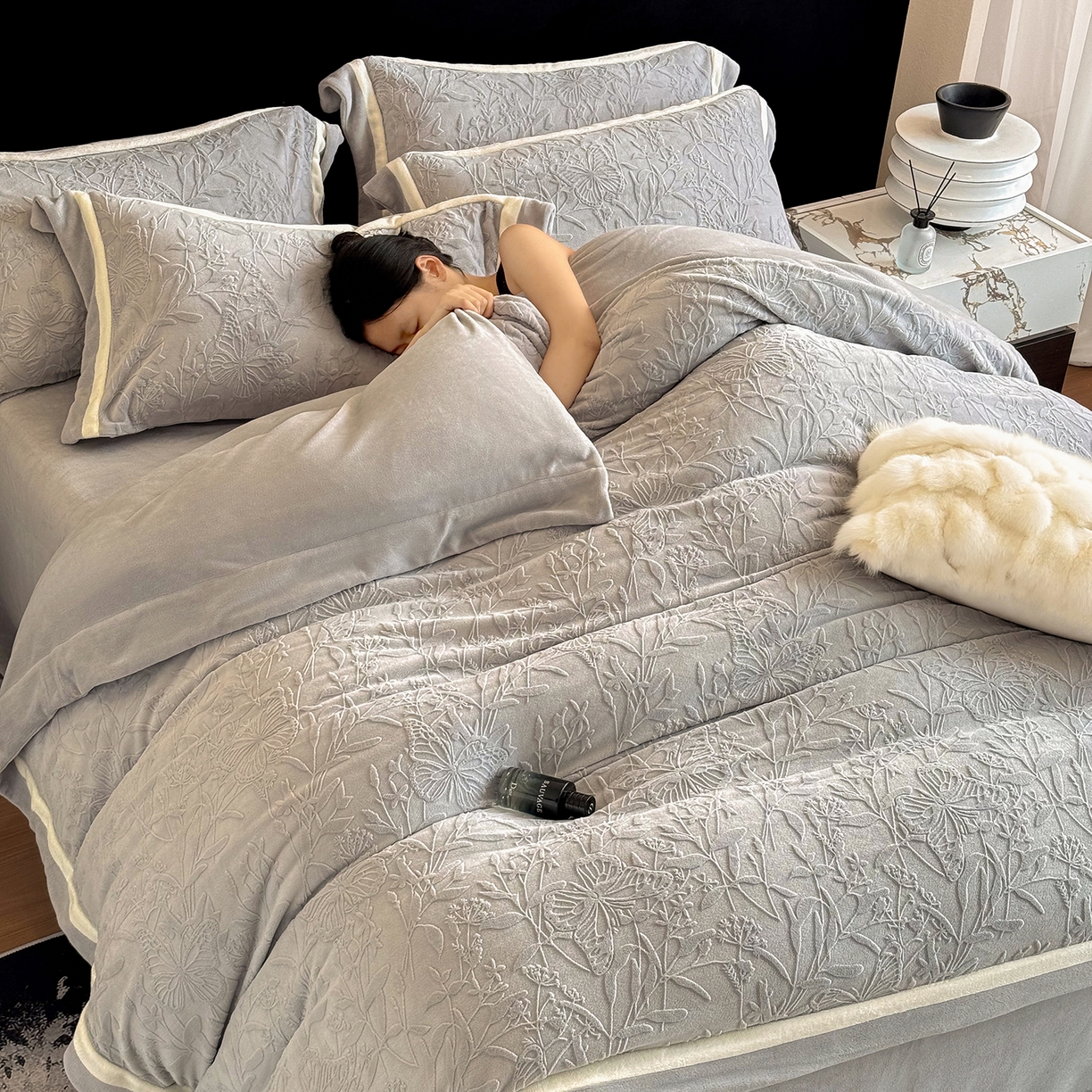 91家纺网 家纺一手货源 找家纺 家居1号家纺 2025新款230克全消光牛奶绒四件套-梦蝶 梦蝶-绅士灰