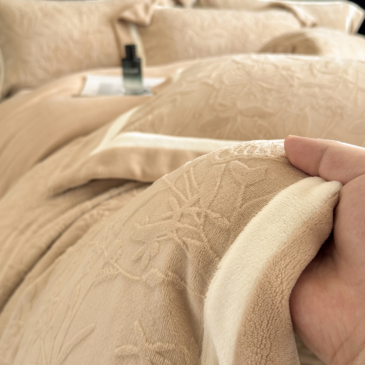 91家纺网 家纺一手货源 找家纺 （总）家居1号家纺 2025新款230克全消光牛奶绒四件套-梦蝶