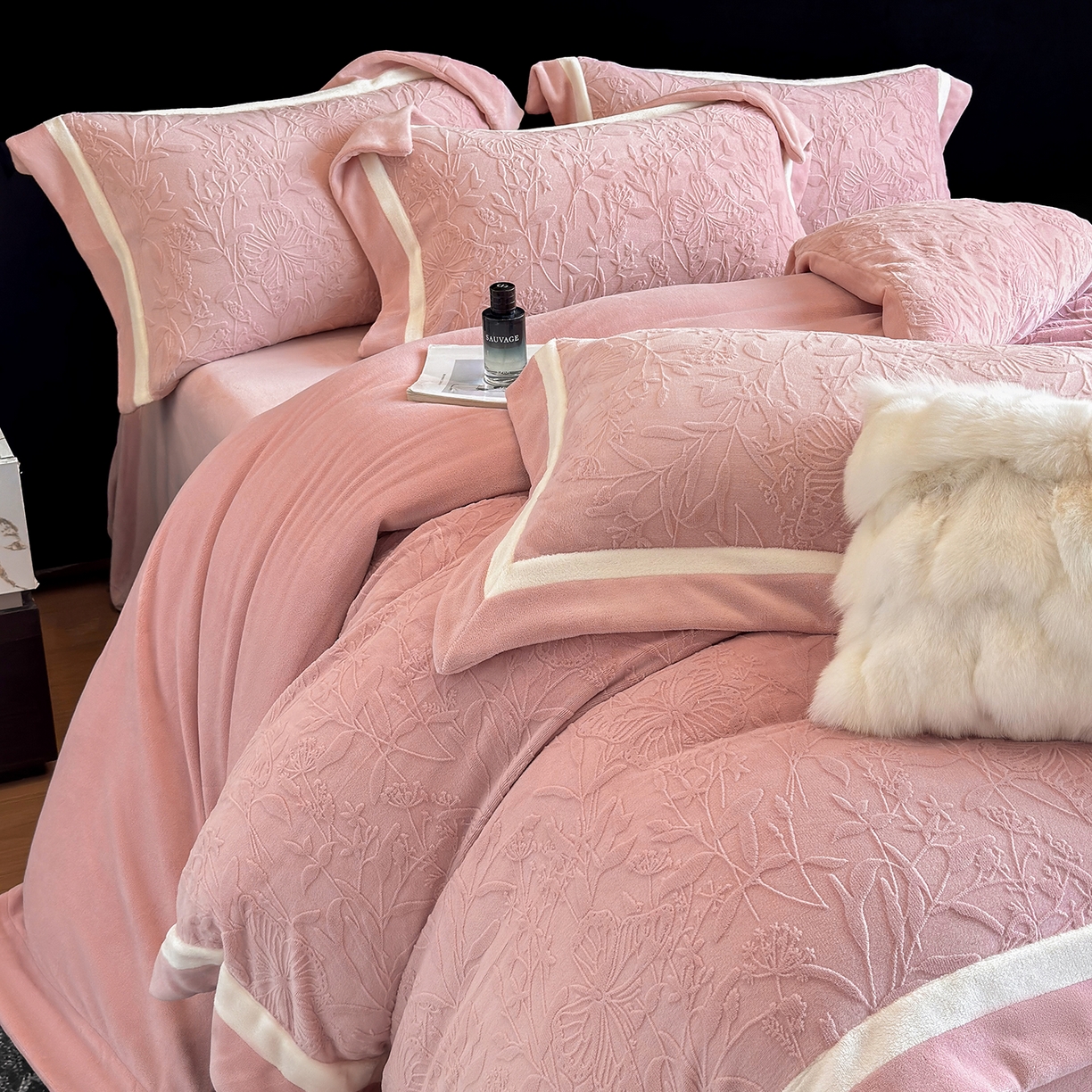 91家纺网 家纺一手货源 找家纺 家居1号家纺 2025新款230克全消光牛奶绒四件套-梦蝶 梦蝶-少女粉