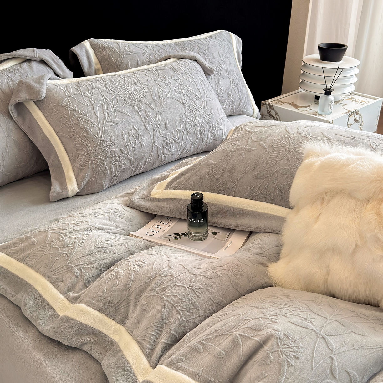 91家纺网 家纺一手货源 找家纺 家居1号家纺 2025新款230克全消光牛奶绒四件套-梦蝶 梦蝶-绅士灰