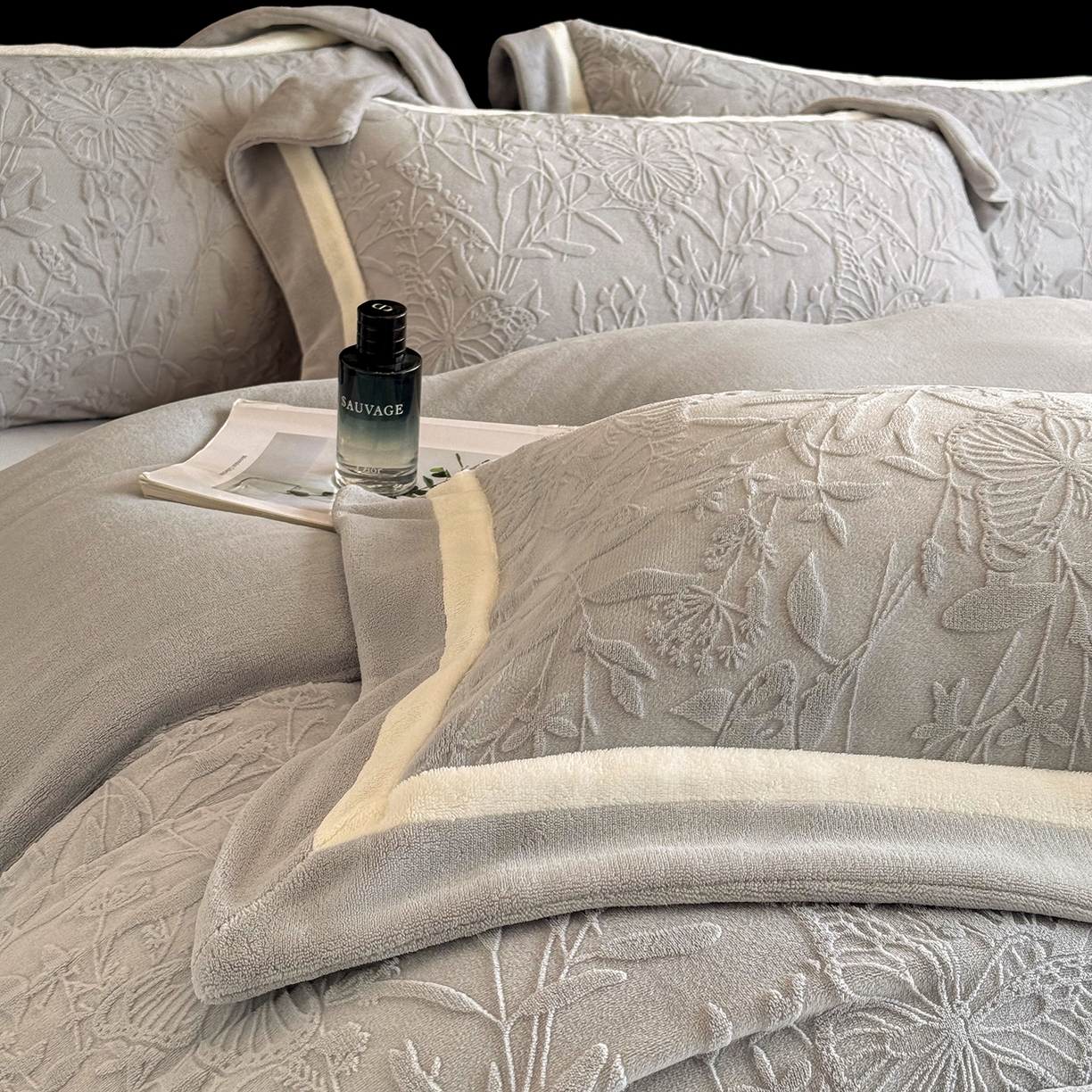 91家纺网 家纺一手货源 找家纺 家居1号家纺 2025新款230克全消光牛奶绒四件套-梦蝶 梦蝶-绅士灰