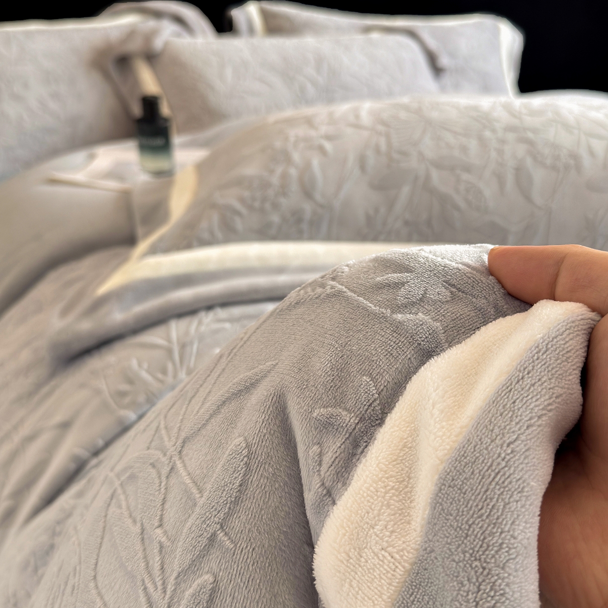 91家纺网 家纺一手货源 找家纺 家居1号家纺 2025新款230克全消光牛奶绒四件套-梦蝶 梦蝶-绅士灰