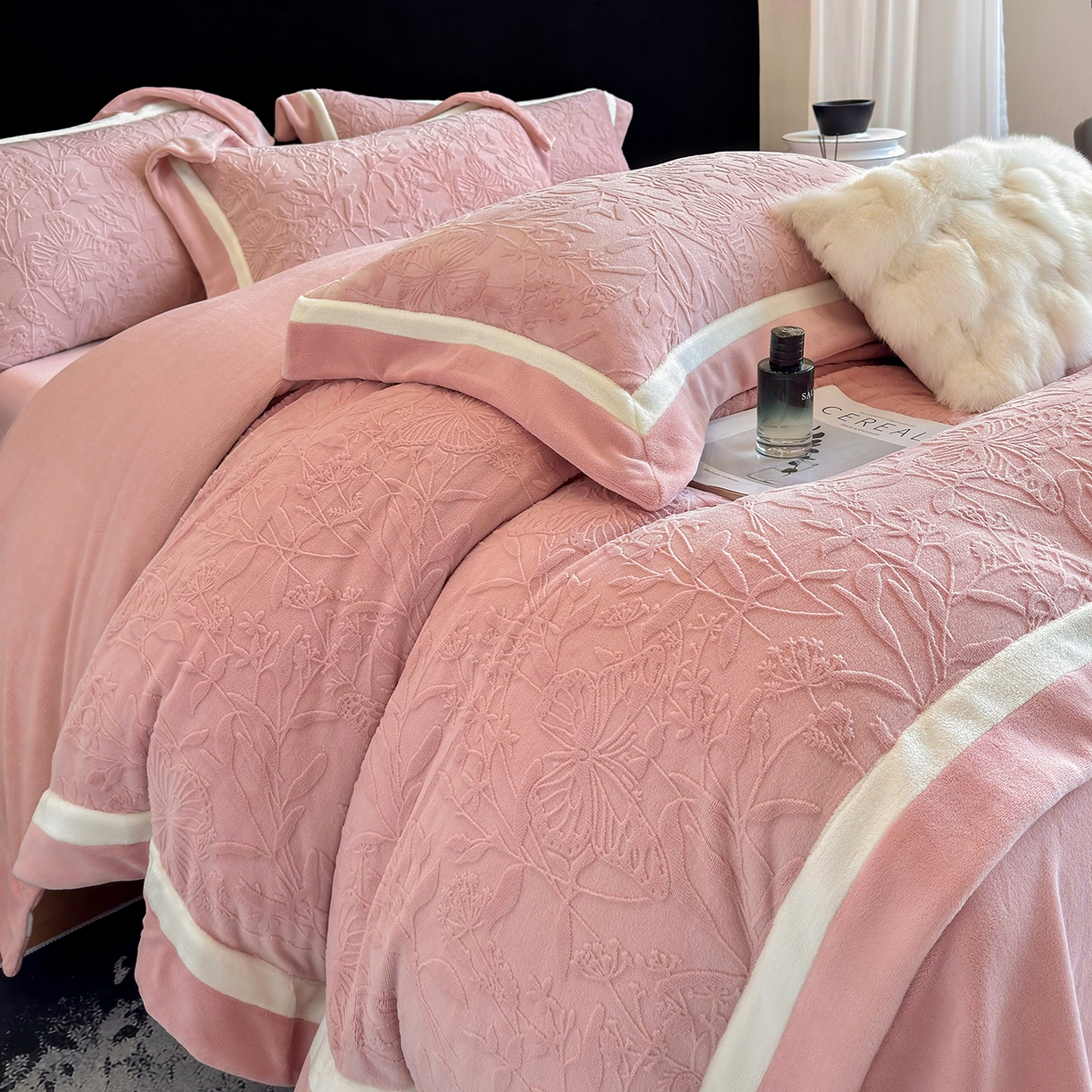 91家纺网 家纺一手货源 找家纺 家居1号家纺 2025新款230克全消光牛奶绒四件套-梦蝶 梦蝶-少女粉