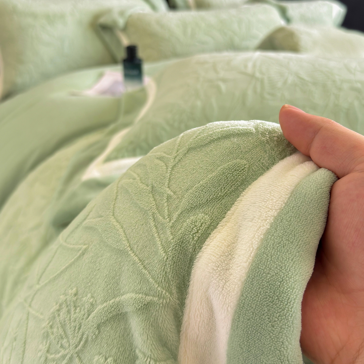 91家纺网 家纺一手货源 找家纺 家居1号家纺 2025新款230克全消光牛奶绒四件套-梦蝶 梦蝶-浅绿