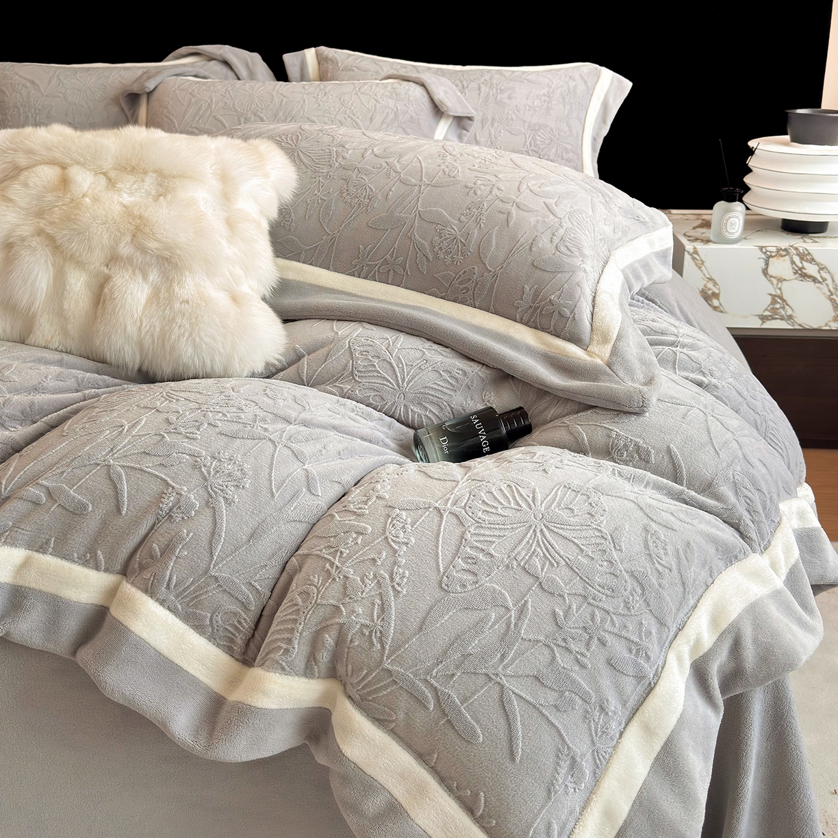 91家纺网 家纺一手货源 找家纺 家居1号家纺 2025新款230克全消光牛奶绒四件套-梦蝶 梦蝶-绅士灰