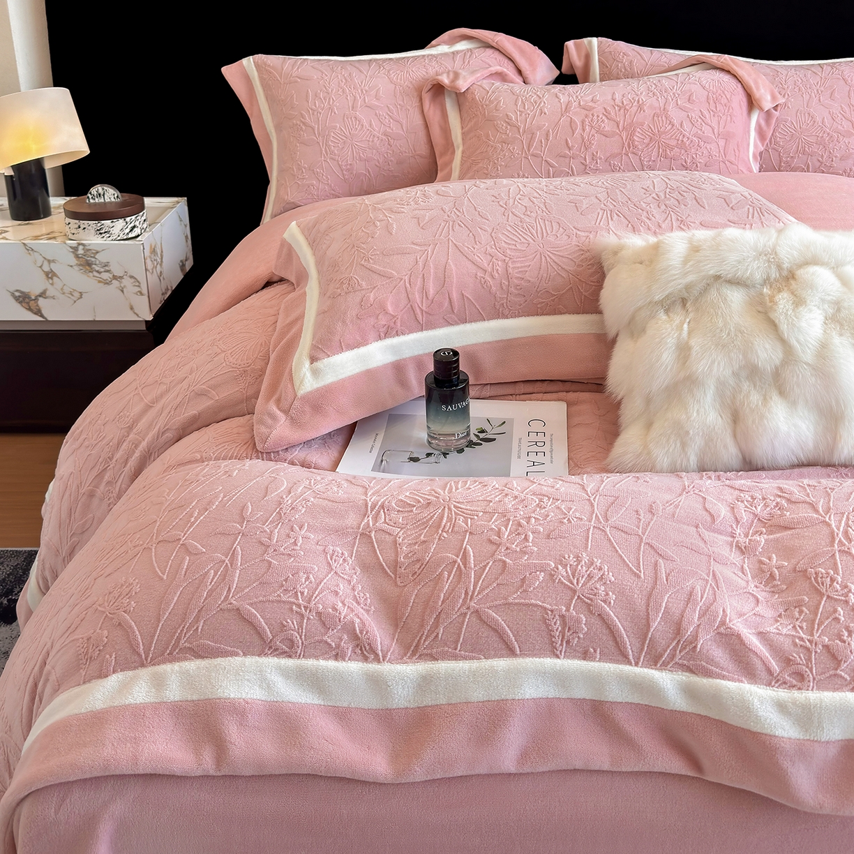 91家纺网 家纺一手货源 找家纺 家居1号家纺 2025新款230克全消光牛奶绒四件套-梦蝶 梦蝶-少女粉