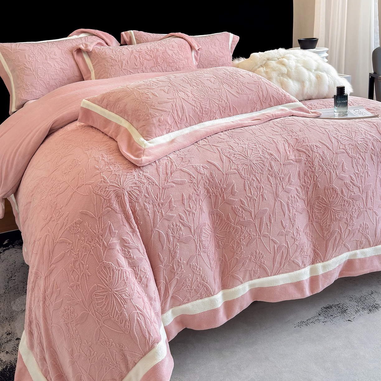 91家纺网 家纺一手货源 找家纺 家居1号家纺 2025新款230克全消光牛奶绒四件套-梦蝶 梦蝶-少女粉