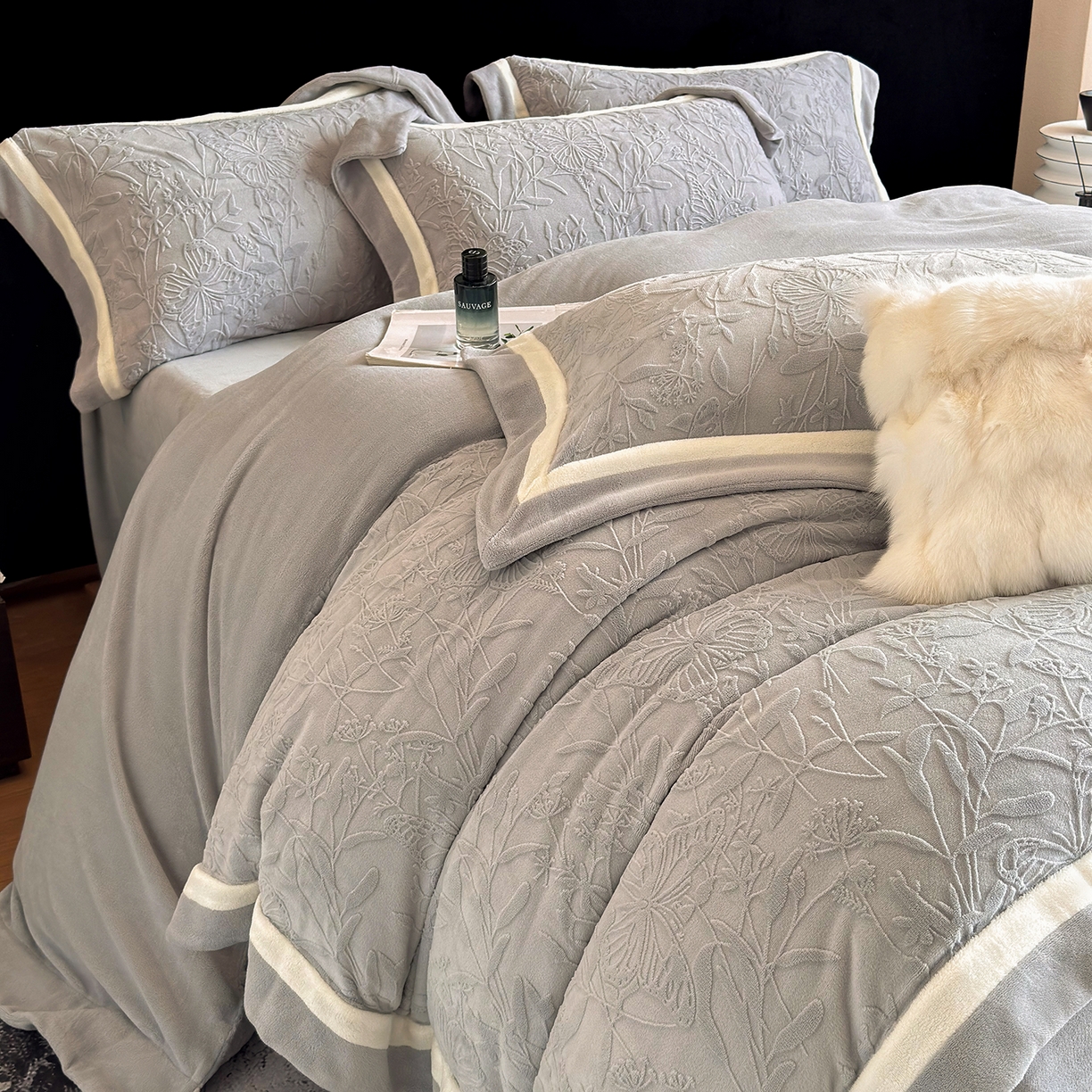 91家纺网 家纺一手货源 找家纺 家居1号家纺 2025新款230克全消光牛奶绒四件套-梦蝶 梦蝶-绅士灰