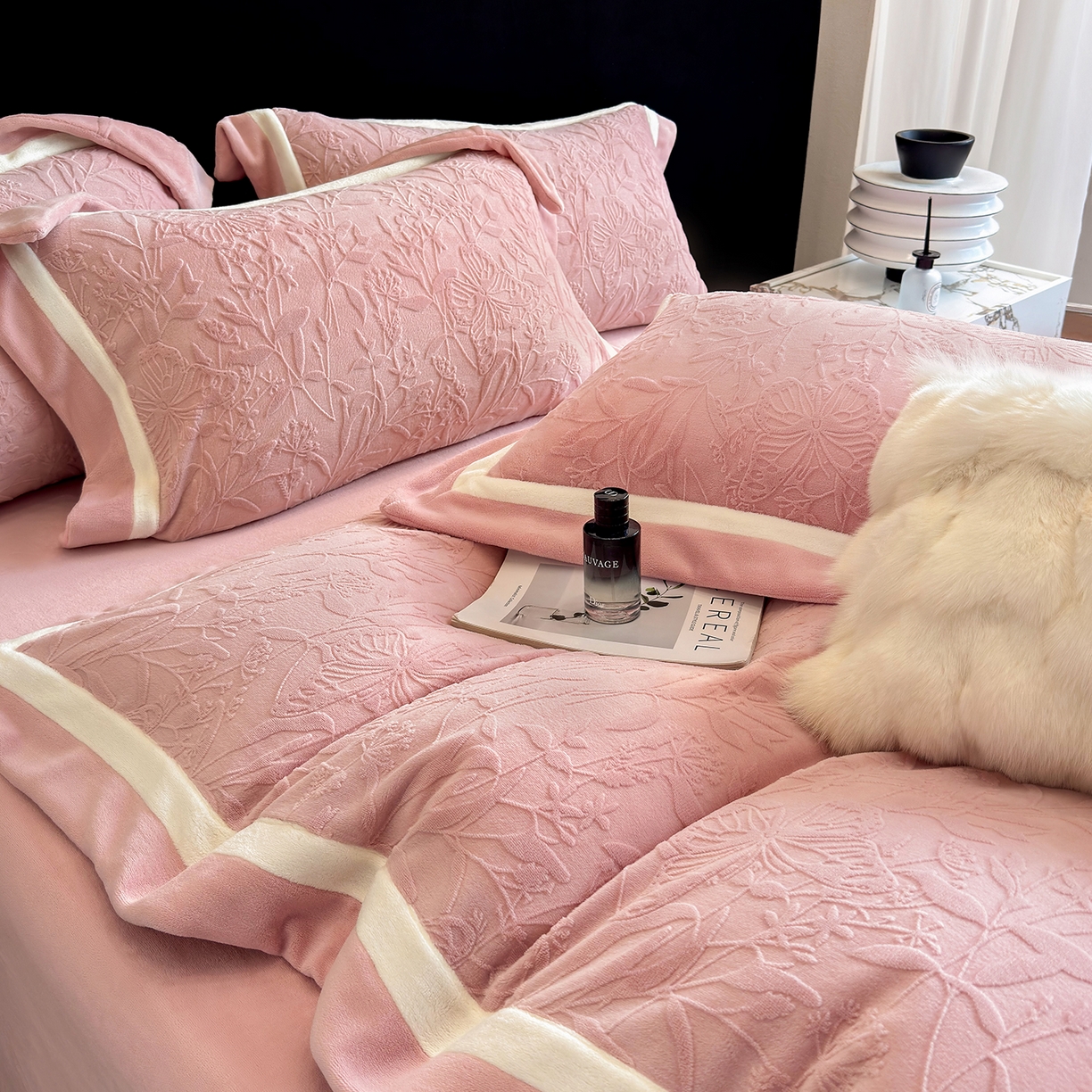 91家纺网 家纺一手货源 找家纺 家居1号家纺 2025新款230克全消光牛奶绒四件套-梦蝶 梦蝶-少女粉