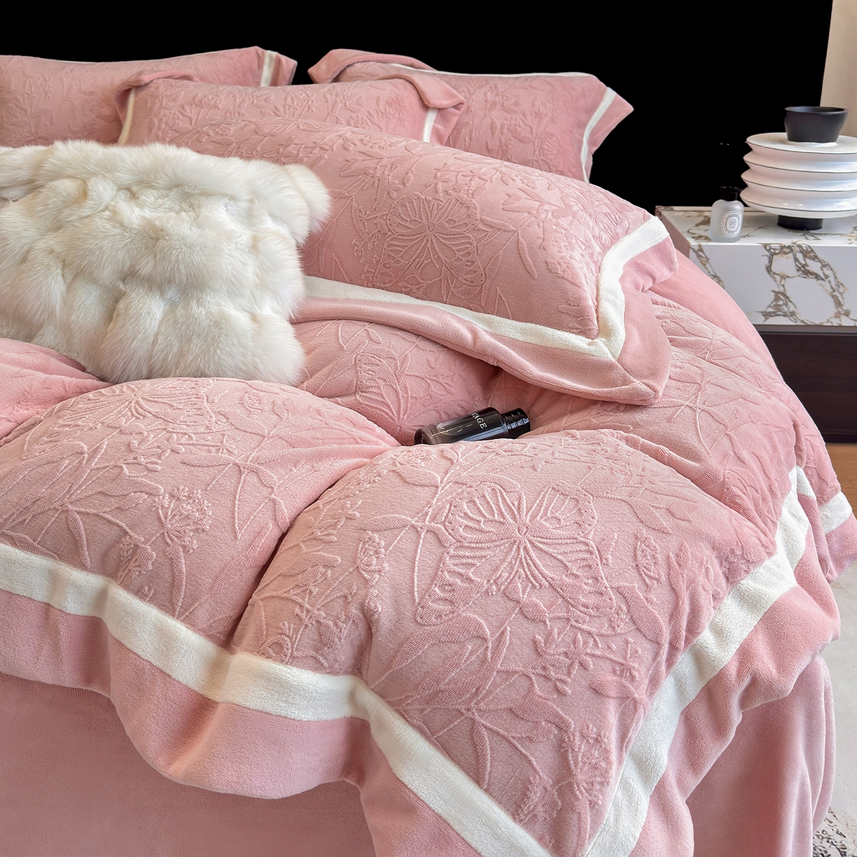 91家纺网 家纺一手货源 找家纺 家居1号家纺 2025新款230克全消光牛奶绒四件套-梦蝶 梦蝶-少女粉