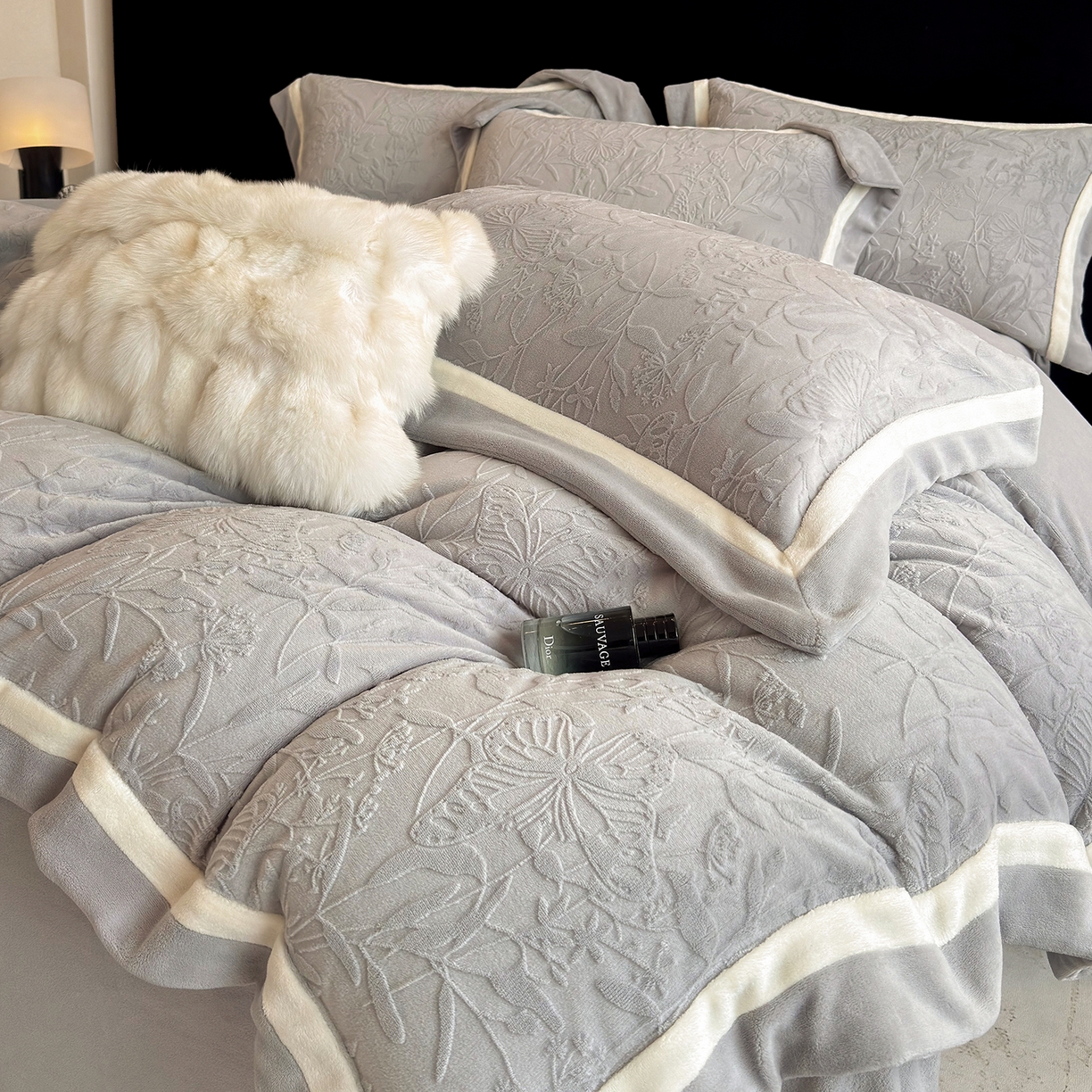 91家纺网 家纺一手货源 找家纺 家居1号家纺 2025新款230克全消光牛奶绒四件套-梦蝶 梦蝶-绅士灰