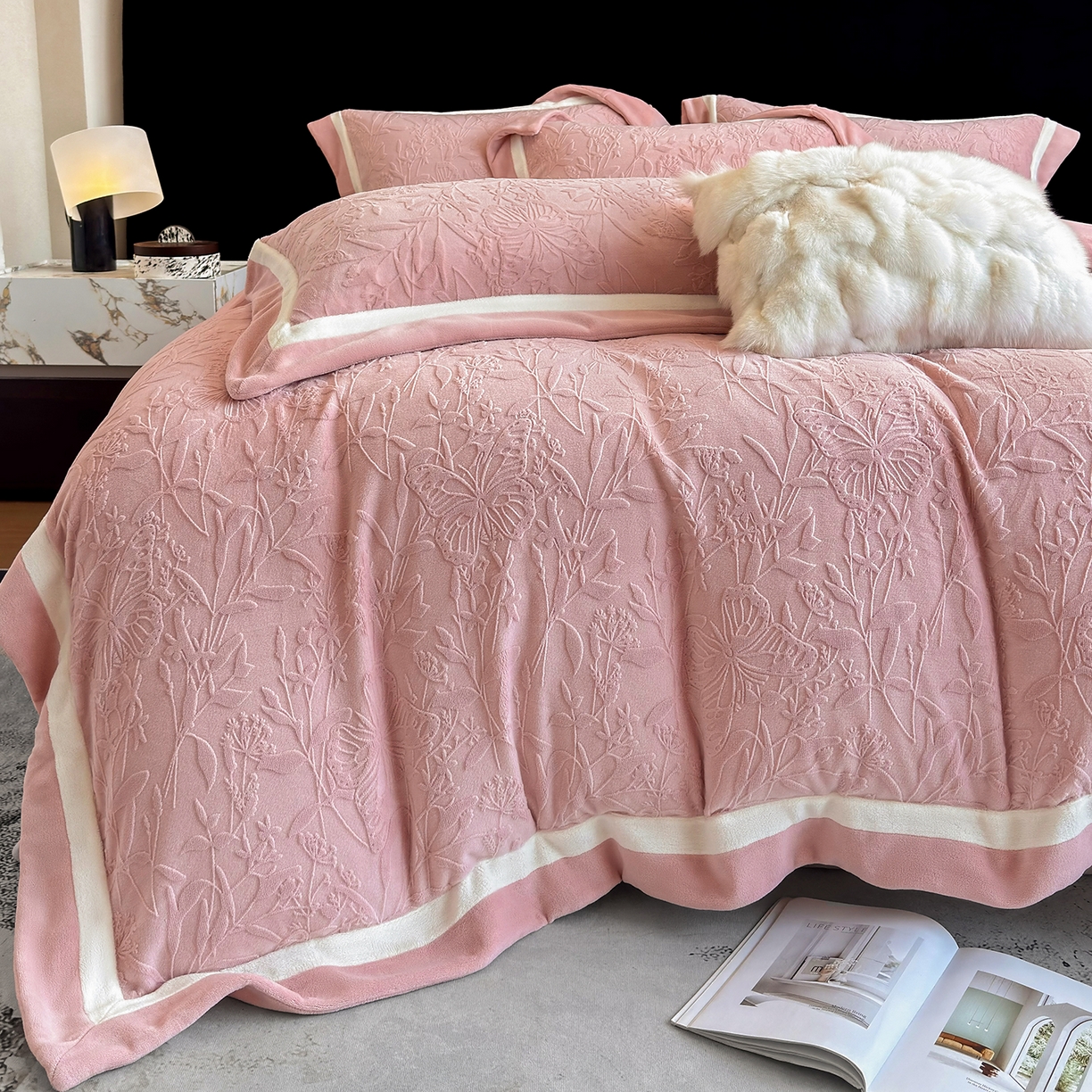 91家纺网 家纺一手货源 找家纺 家居1号家纺 2025新款230克全消光牛奶绒四件套-梦蝶 梦蝶-少女粉