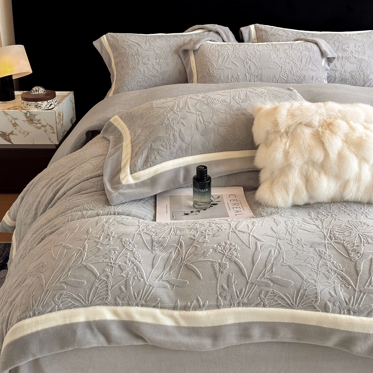 91家纺网 家纺一手货源 找家纺 家居1号家纺 2025新款230克全消光牛奶绒四件套-梦蝶 梦蝶-绅士灰